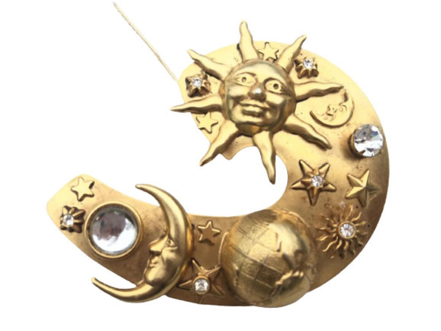 Askew of London - Grande broche vintage astrologique en forme de lune et de planète Excellent état - En vente à Montreal, QC