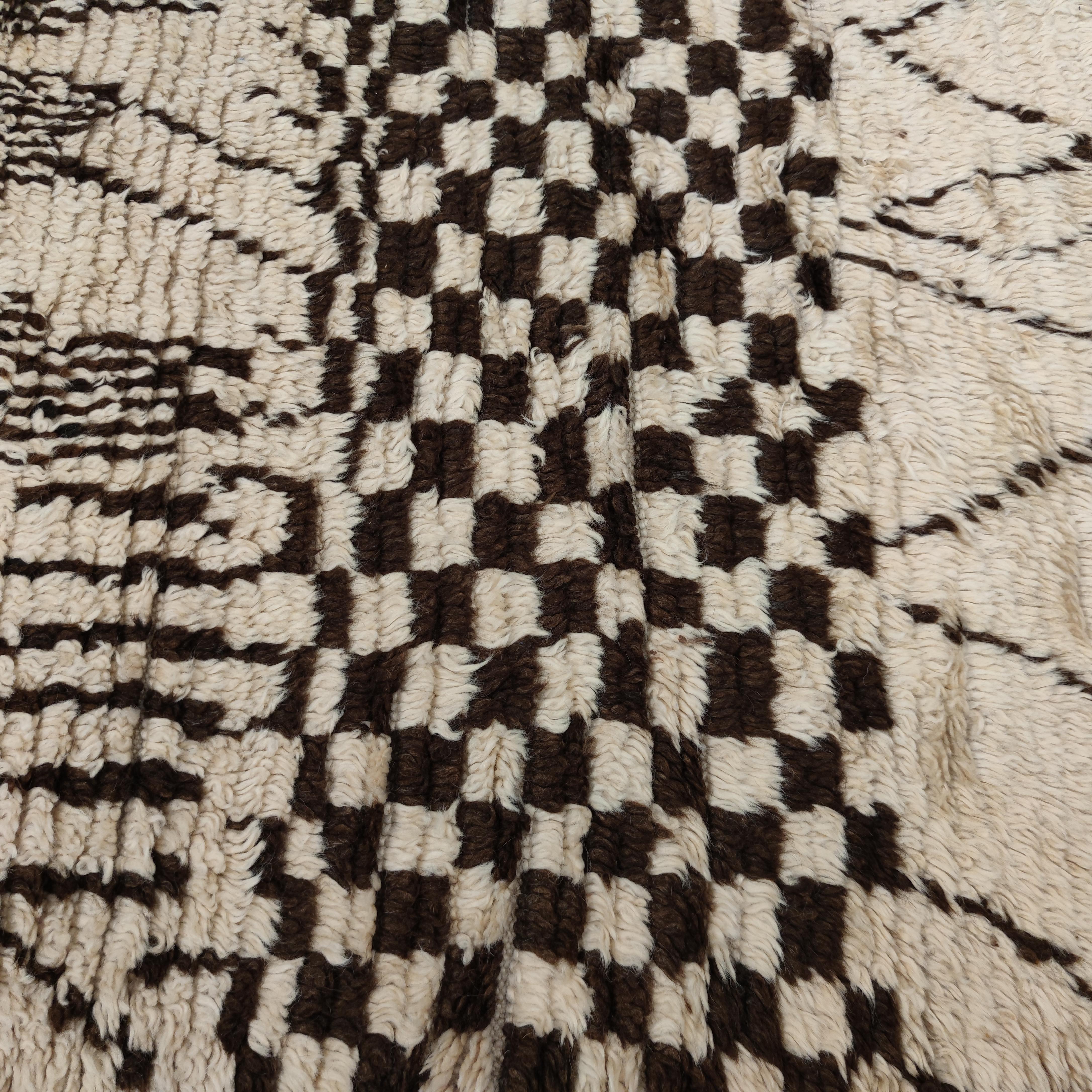 Großer marokkanischer Azilal-Berberteppich im Vintage-Stil mit abstraktem Muster  (Marokkanisch) im Angebot