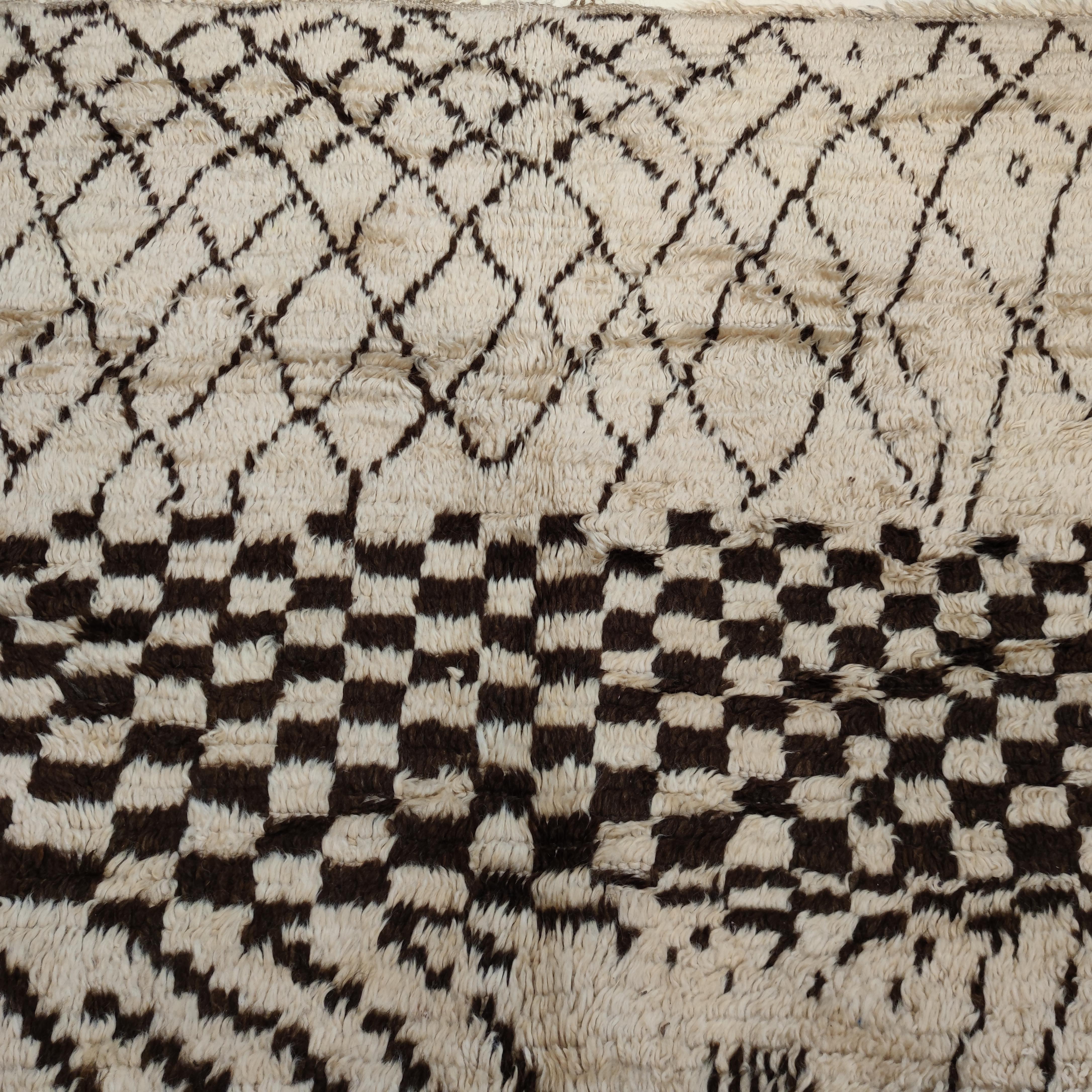 Großer marokkanischer Azilal-Berberteppich im Vintage-Stil mit abstraktem Muster  (Handgeknüpft) im Angebot