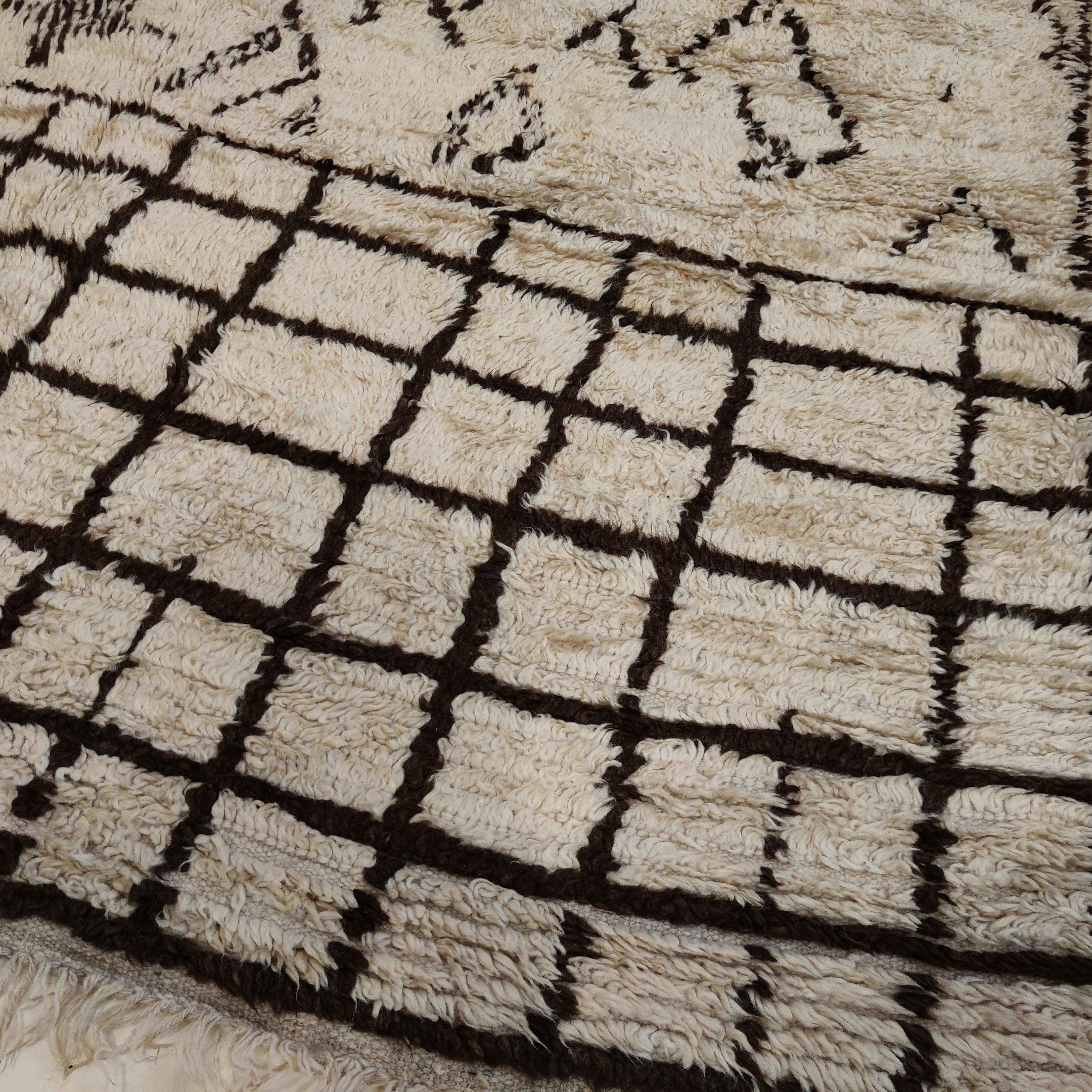 Großer marokkanischer Azilal-Berberteppich im Vintage-Stil mit abstraktem Muster  (Wolle) im Angebot