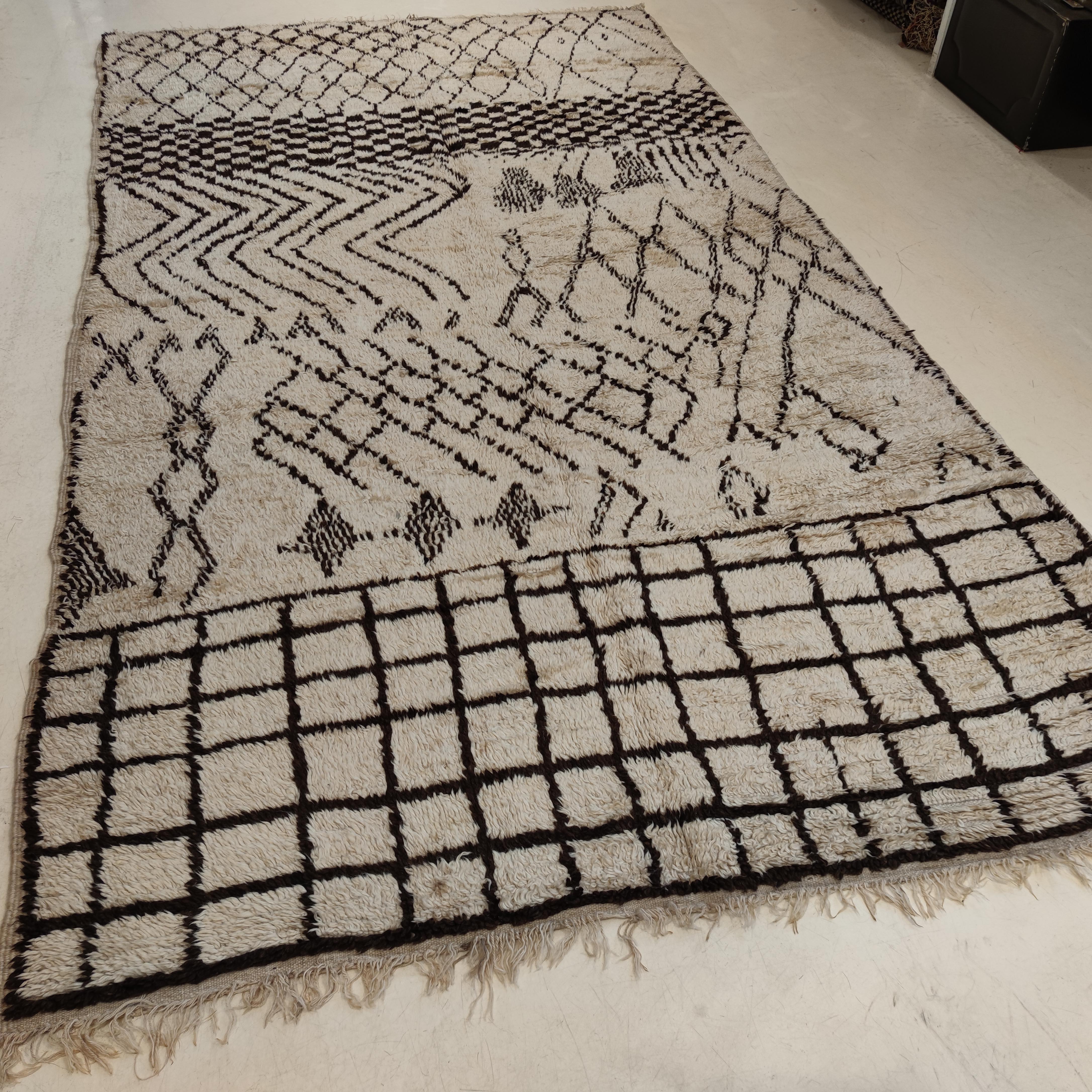 Großer marokkanischer Azilal-Berberteppich im Vintage-Stil mit abstraktem Muster  im Angebot 1