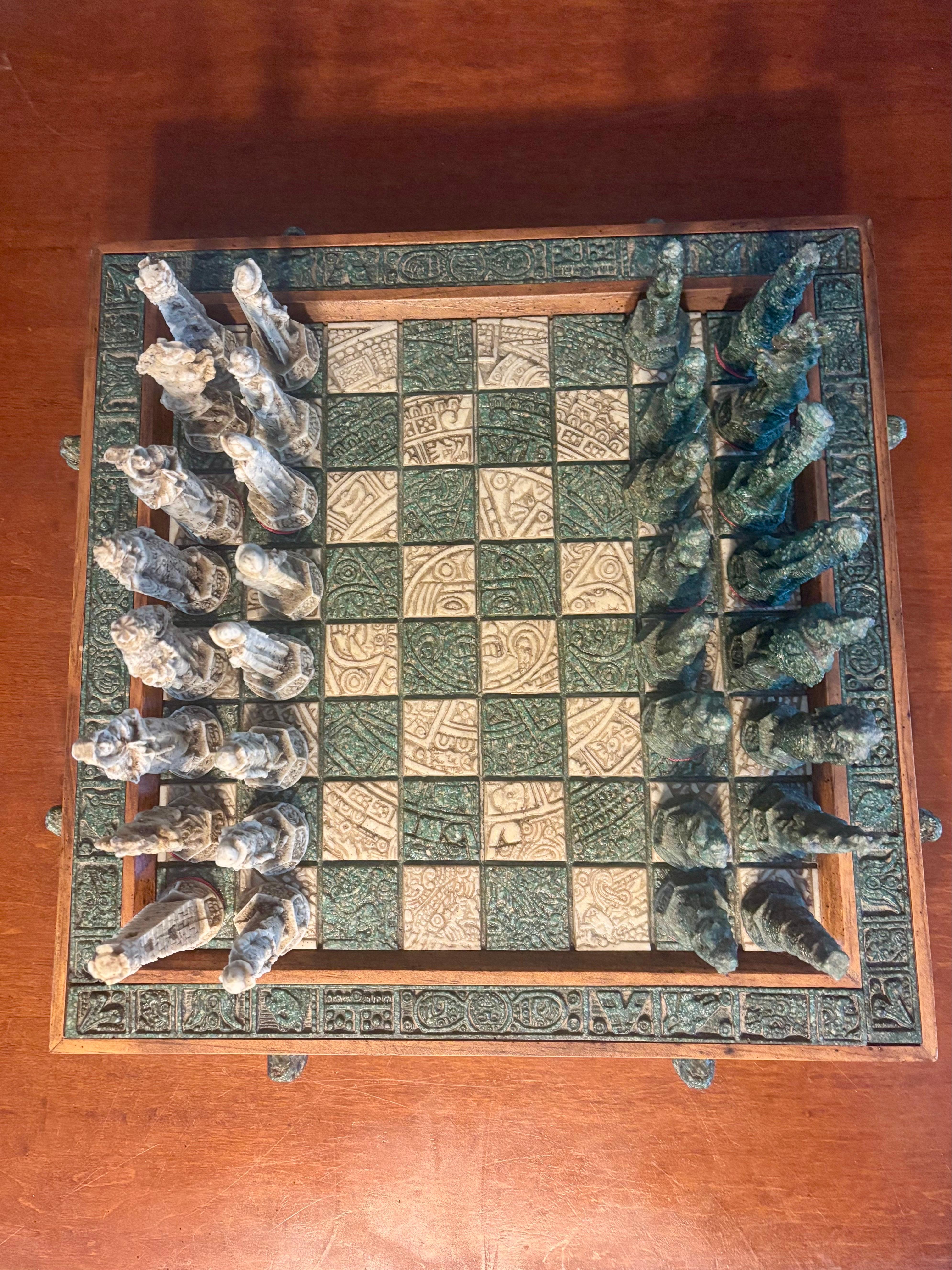 Grande azteca d'epoca vs. Set di scacchi Conquistador. Un vero pezzo d'arte funzionale. Ogni pezzo è uno stampo in resina con pezzi di pietra. Ogni pezzo degli scacchi è modellato, così come ogni intarsio della base in legno. Dispone di due cassetti