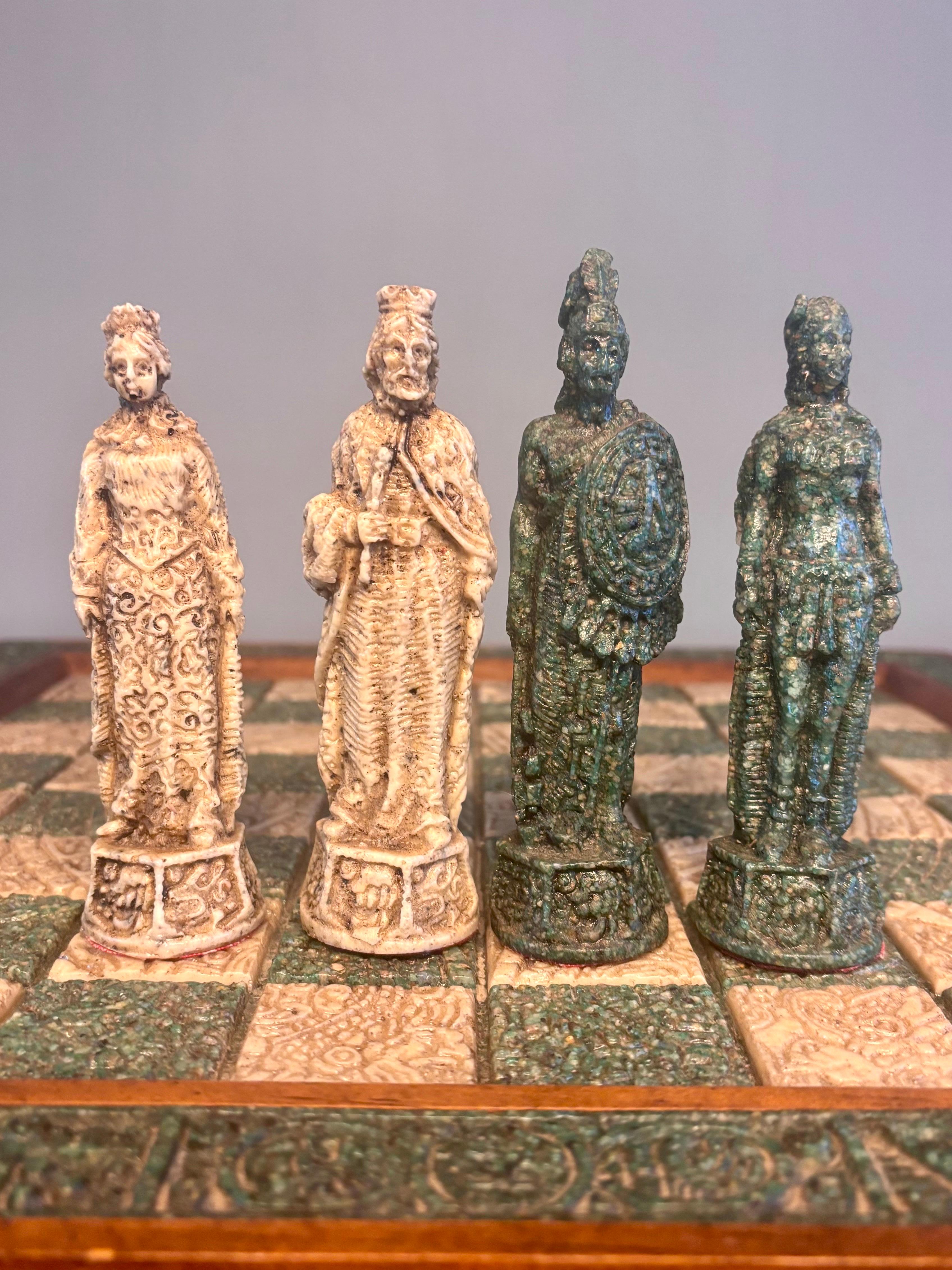 Coloniale spagnolo Grande set di scacchi d'epoca Aztechi vs Conquistador in pietra, resina e legno in vendita