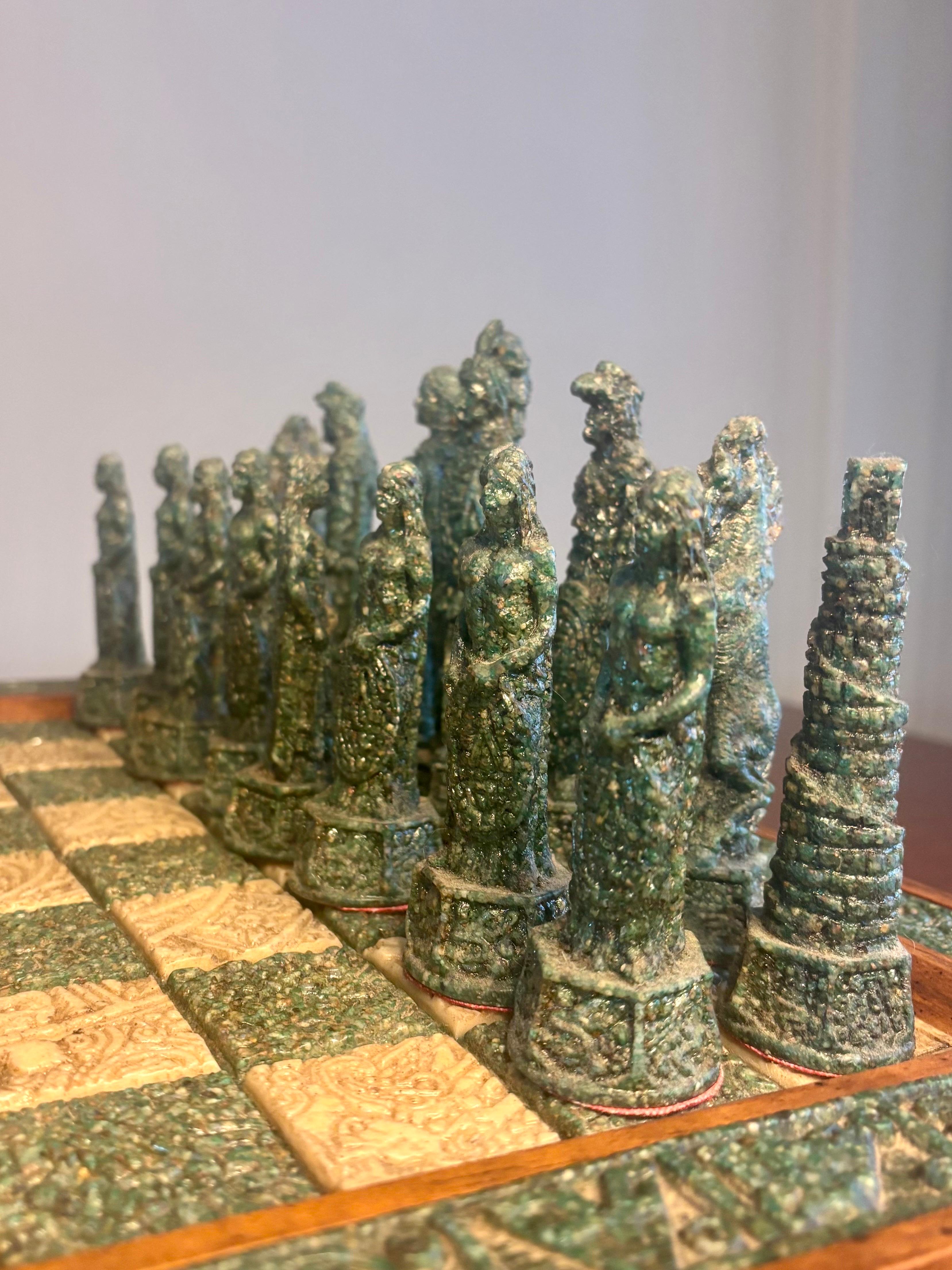 Grande set di scacchi d'epoca Aztechi vs Conquistador in pietra, resina e legno In condizioni buone in vendita a Boynton Beach, FL