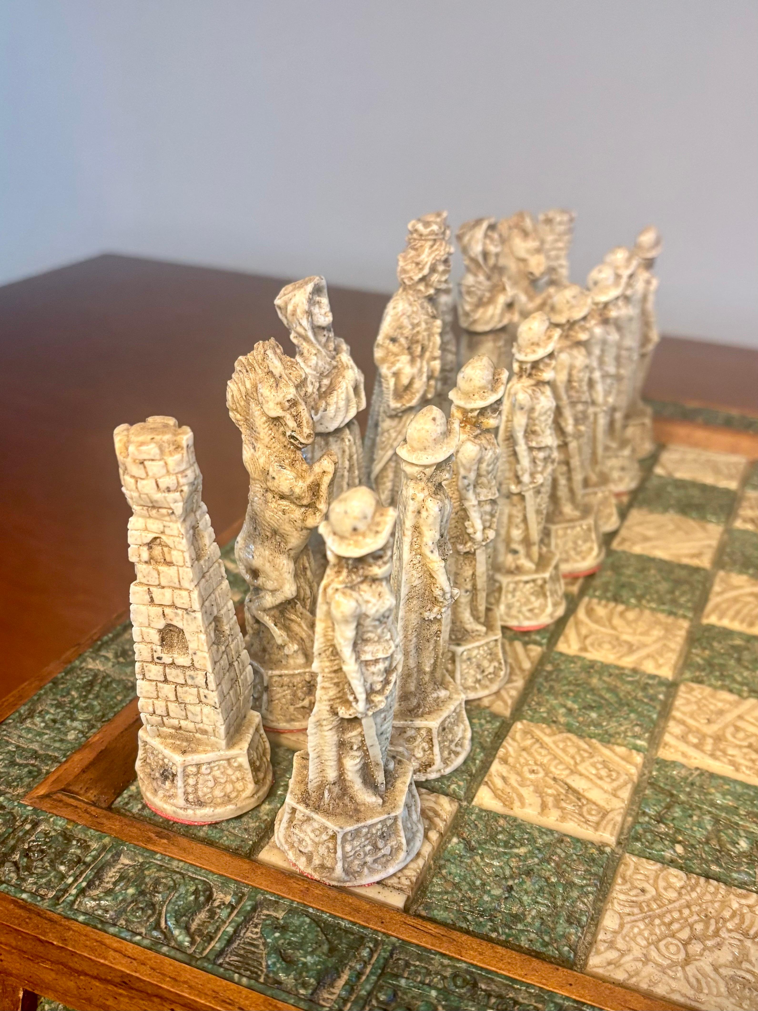 XX secolo Grande set di scacchi d'epoca Aztechi vs Conquistador in pietra, resina e legno in vendita