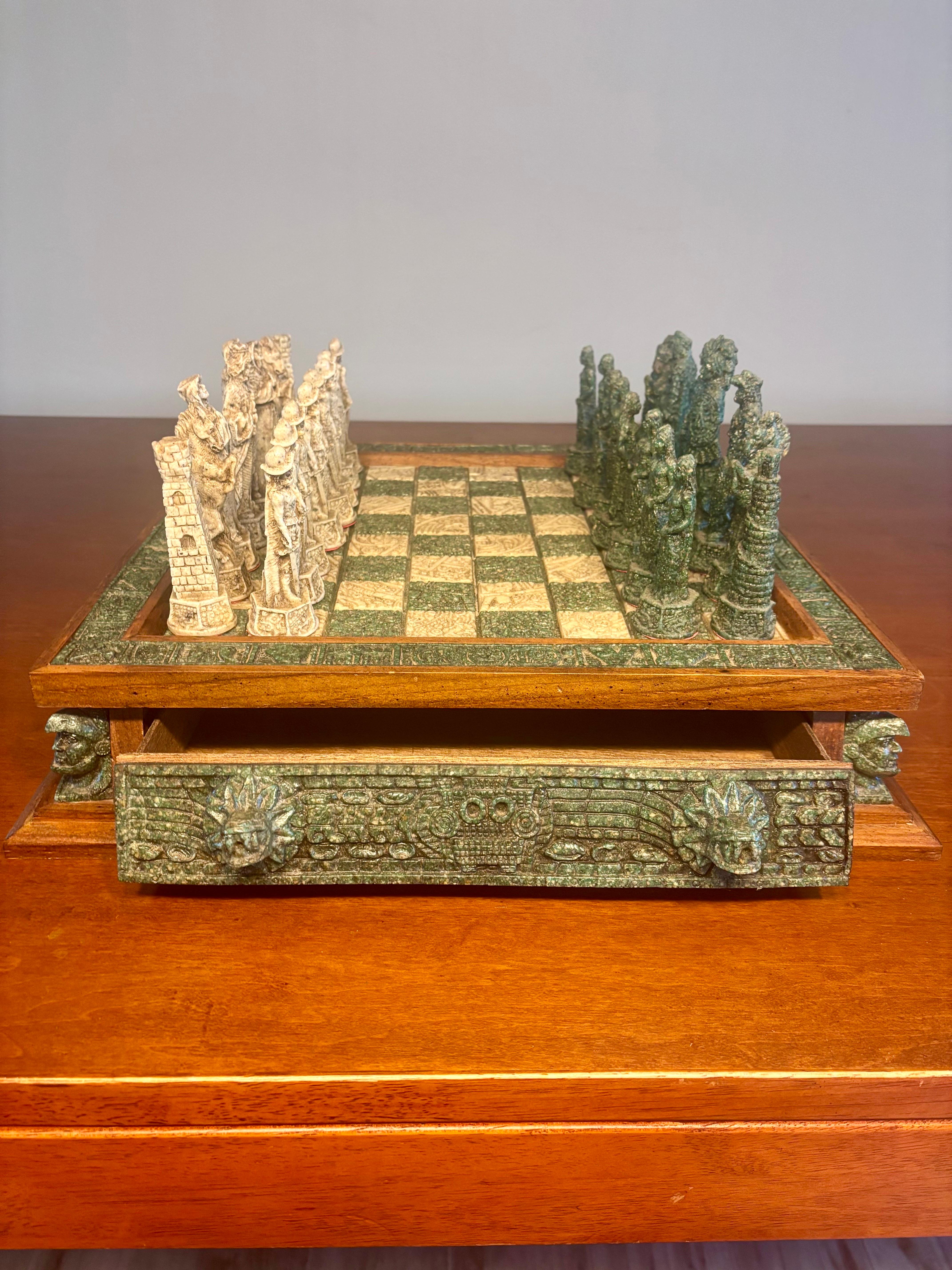 Grande set di scacchi d'epoca Aztechi vs Conquistador in pietra, resina e legno in vendita 2