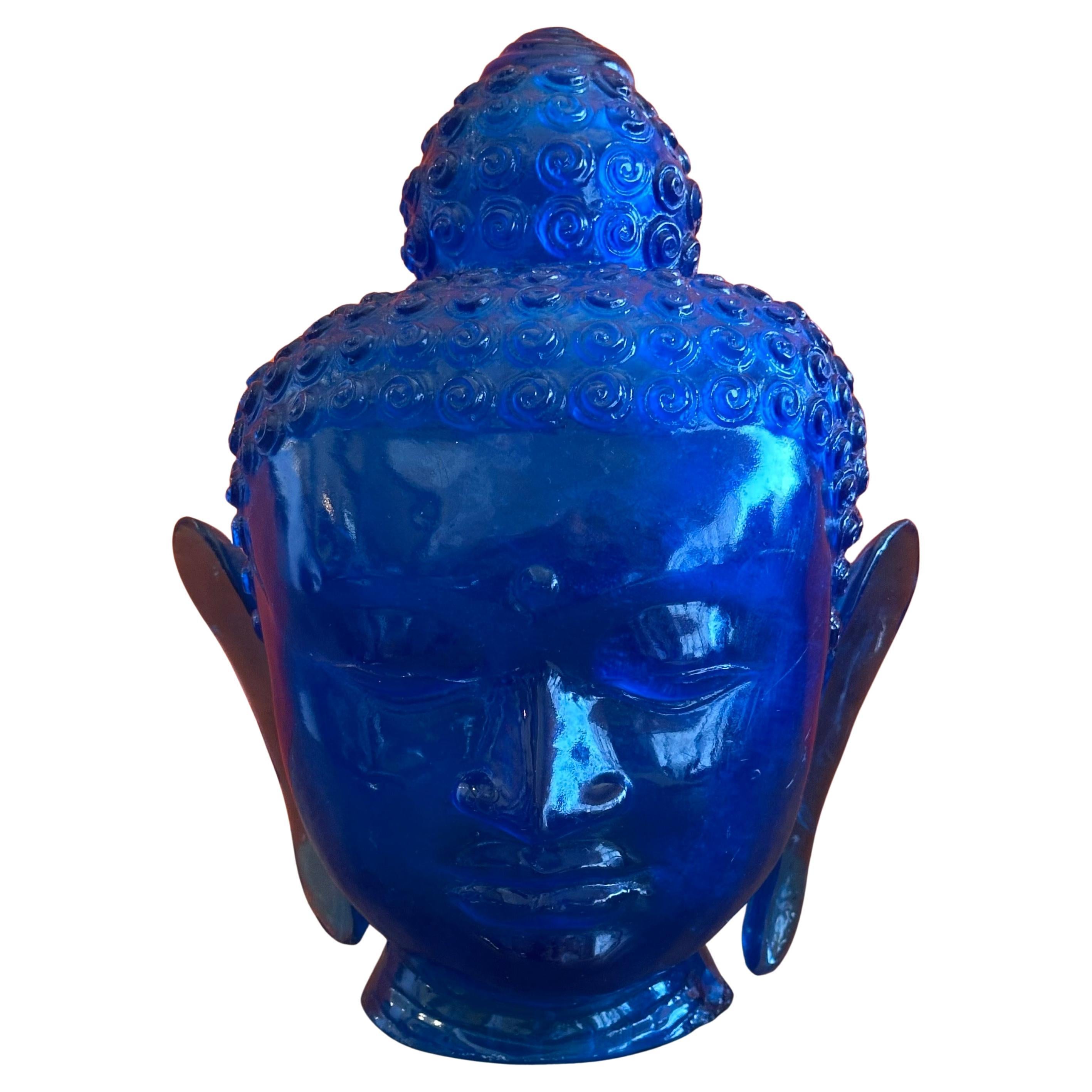Un grande busto/testa di Buddha in bachelite vintage molto bello, circa anni '70. La figura scolpita è una rappresentazione di Gautama Buddha, noto anche come l'illuminato o il risvegliato. Il pezzo è in buone condizioni vintage (ad eccezione di una