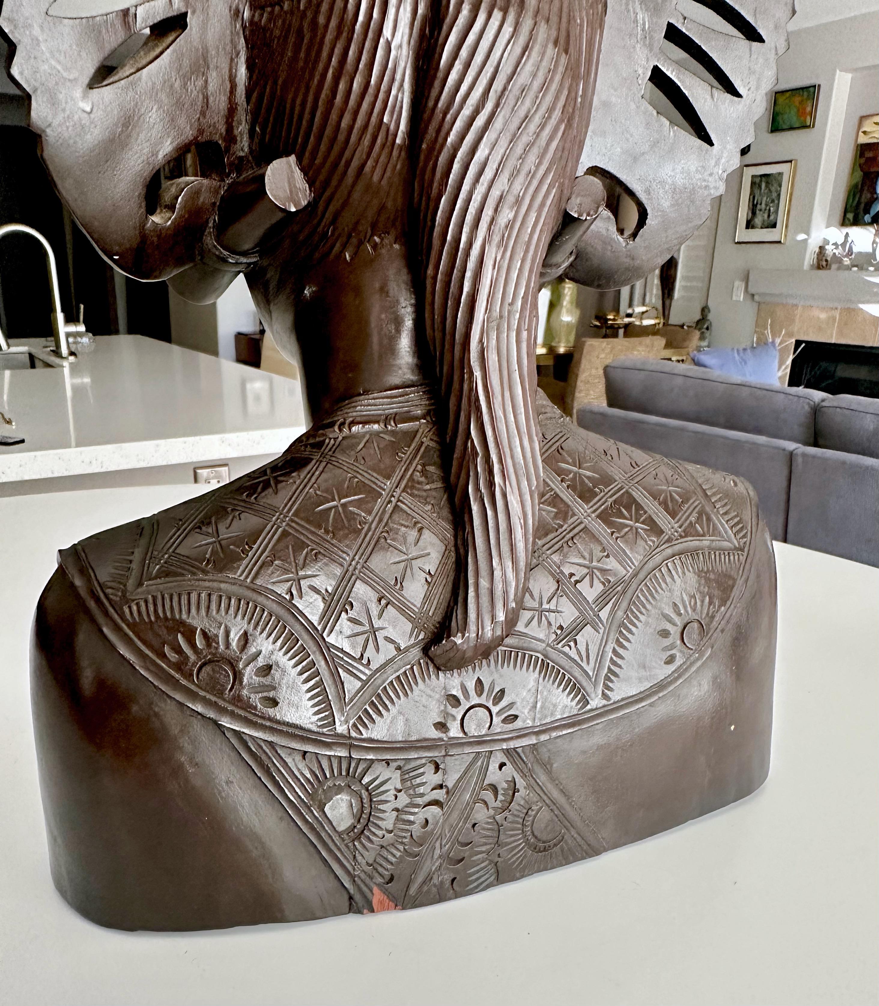 Große Indonesische handgeschnitzte Vintage Bali- Woman aus Holz, Indonesien im Angebot 6