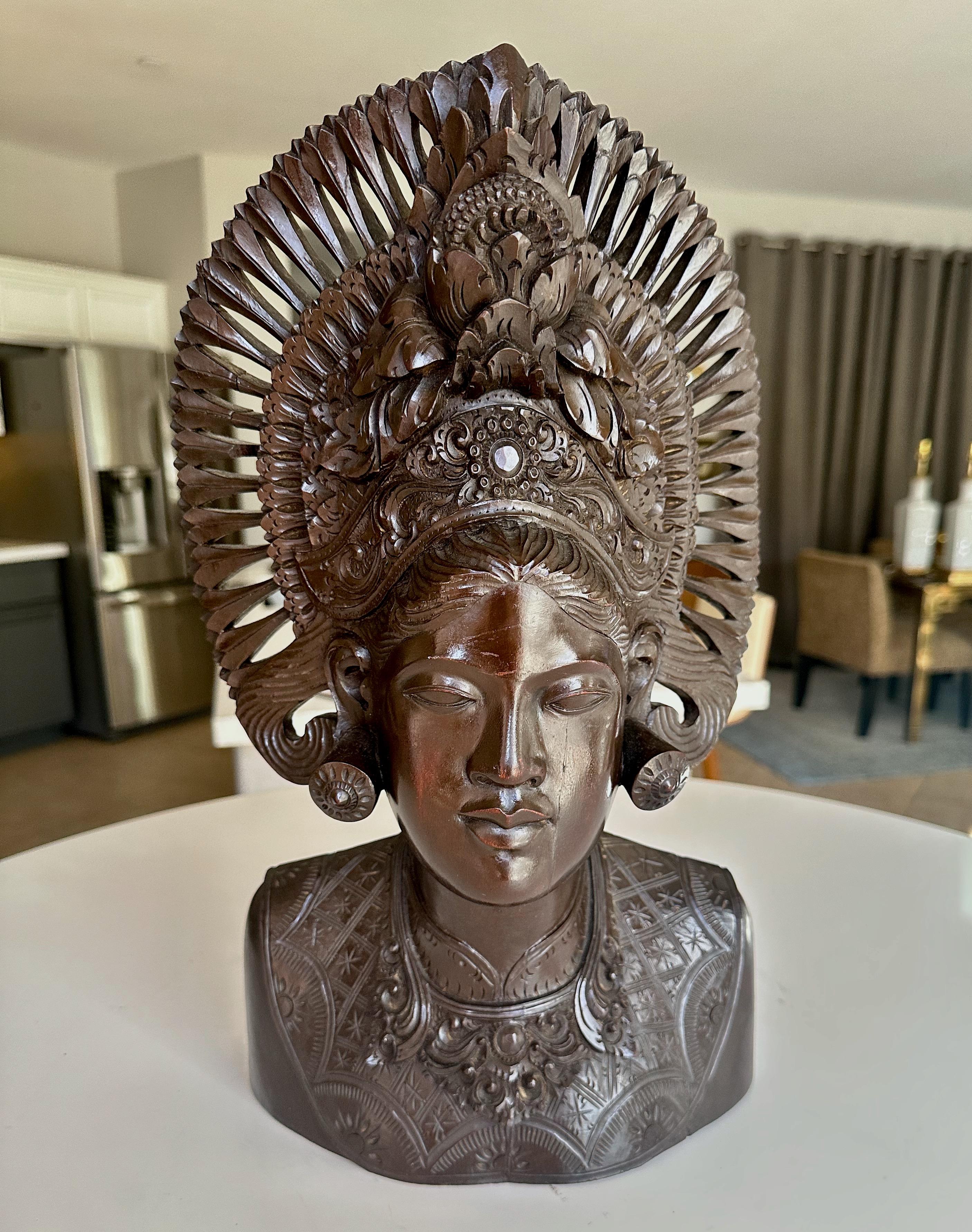 Große Indonesische handgeschnitzte Vintage Bali- Woman aus Holz, Indonesien im Angebot 11