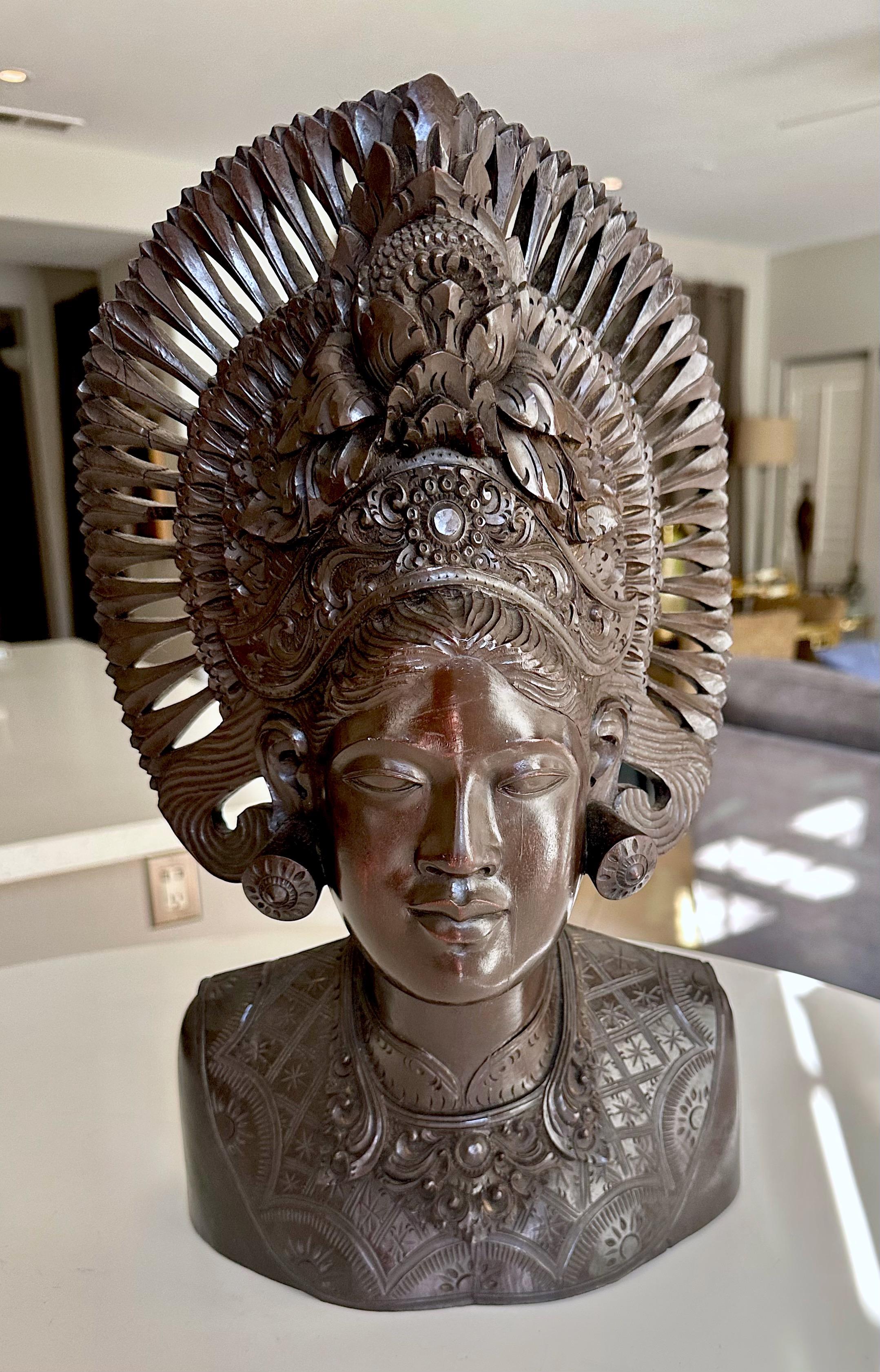 Mid Century Bali Indonesisch handgeschnitzten Holz Frau. Diese Büstenstatue mit Kopfschmuck ist aus schwerem Mahagoniholz gefertigt. Es ist von dunkler, sattbrauner Farbe. Diese ist schwer und gut geschnitzt mit außergewöhnlichen Details.
