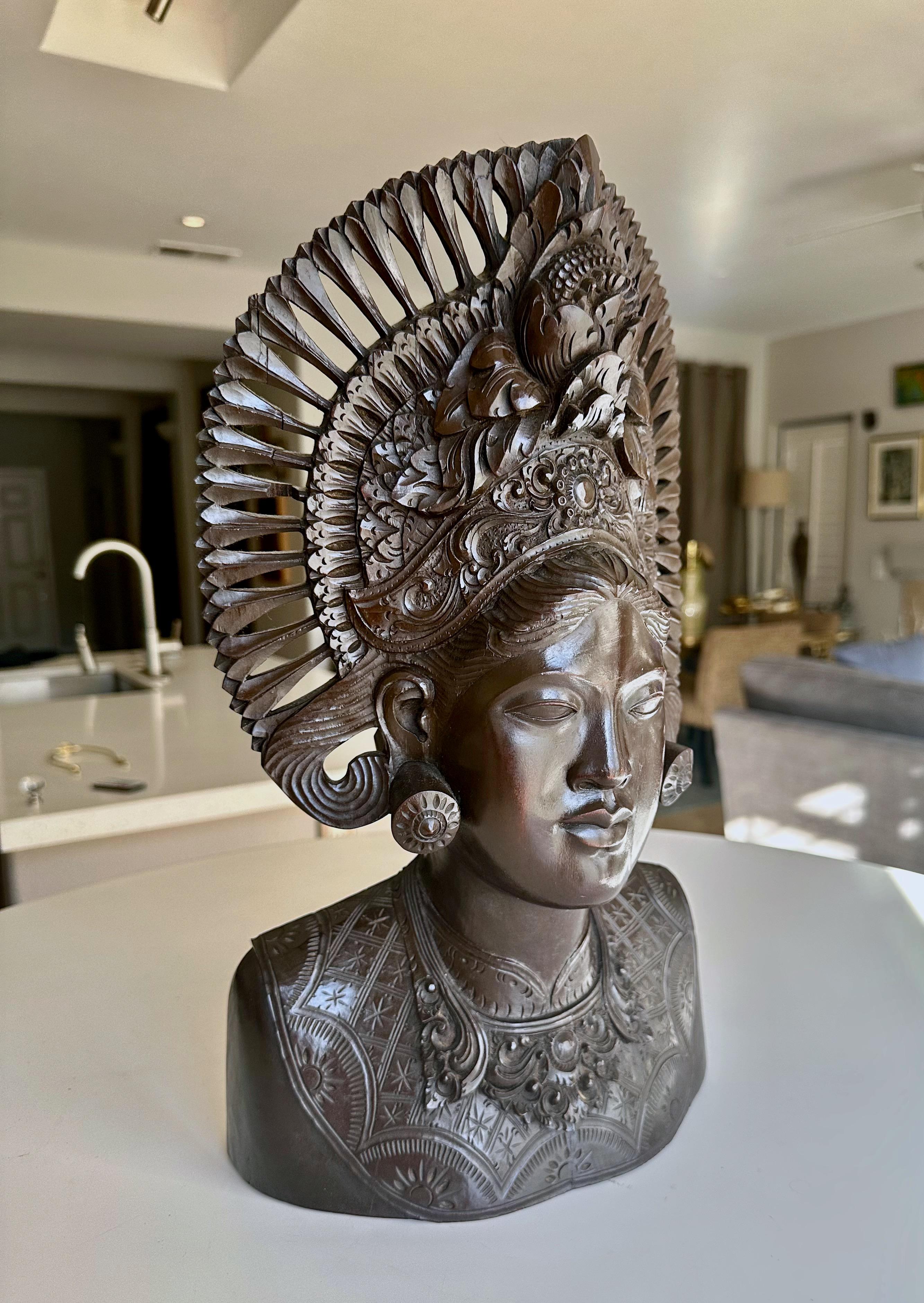 Große Indonesische handgeschnitzte Vintage Bali- Woman aus Holz, Indonesien im Zustand „Gut“ im Angebot in Palm Springs, CA