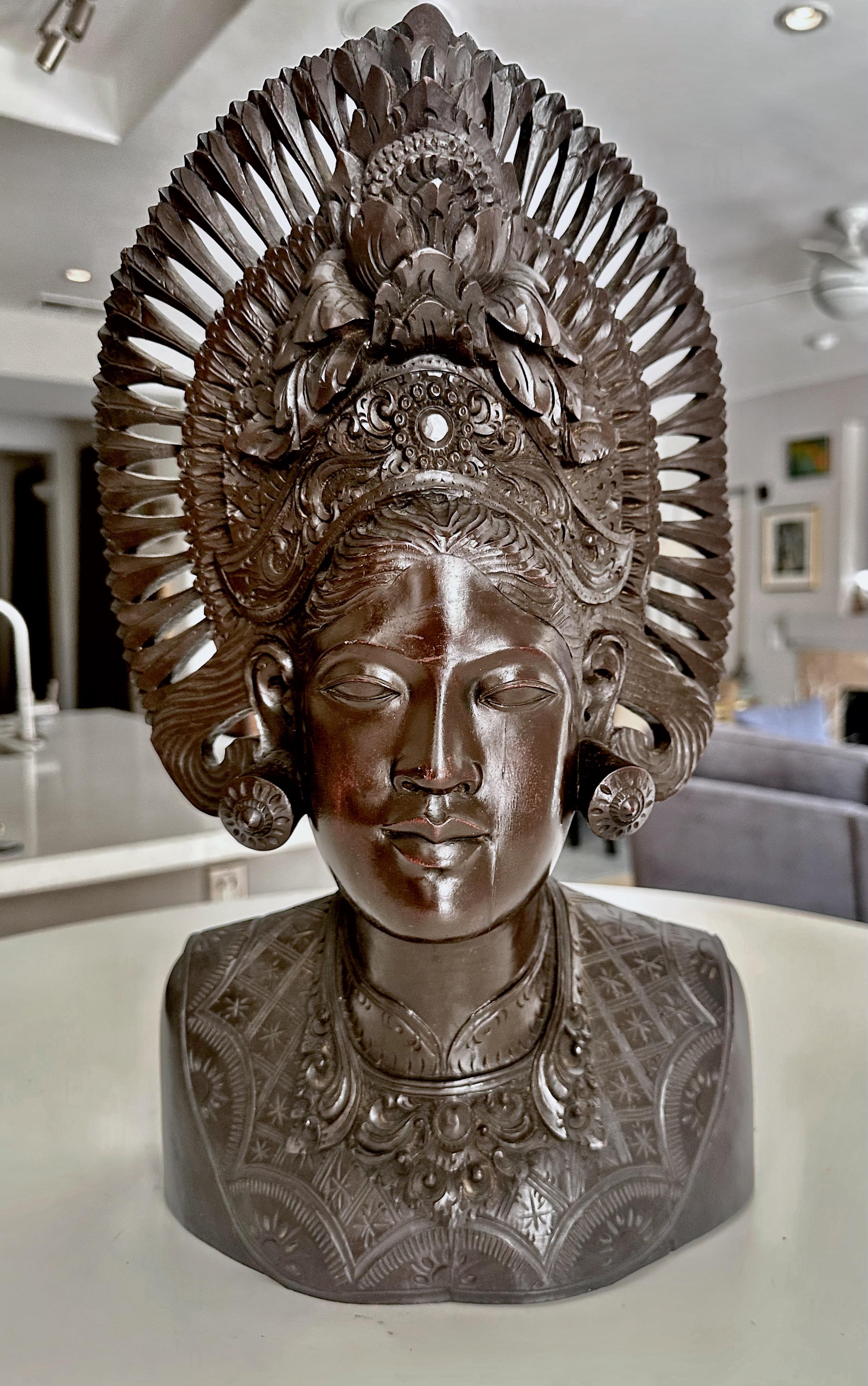Große Indonesische handgeschnitzte Vintage Bali- Woman aus Holz, Indonesien im Angebot 2