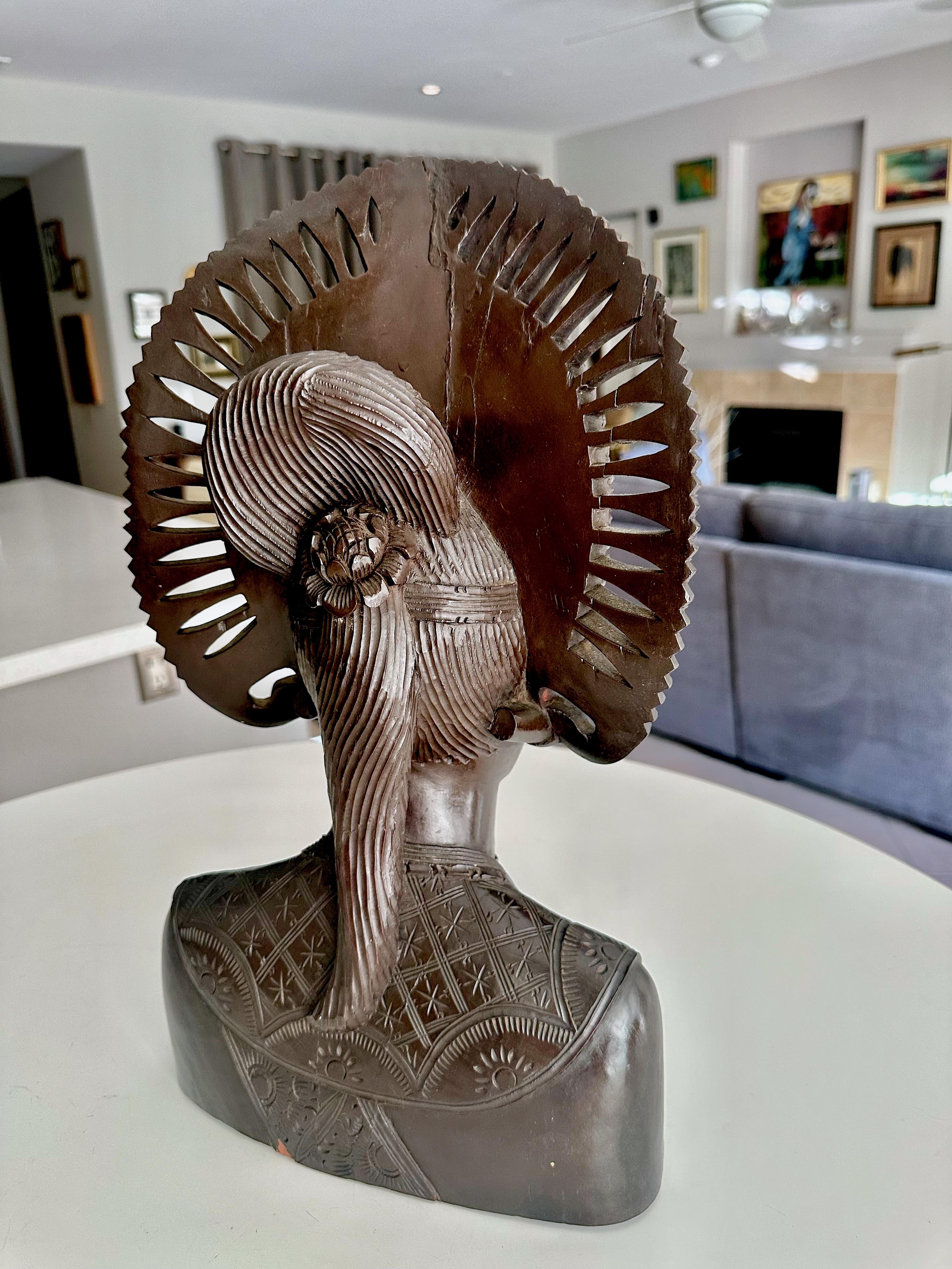 Große Indonesische handgeschnitzte Vintage Bali- Woman aus Holz, Indonesien im Angebot 4
