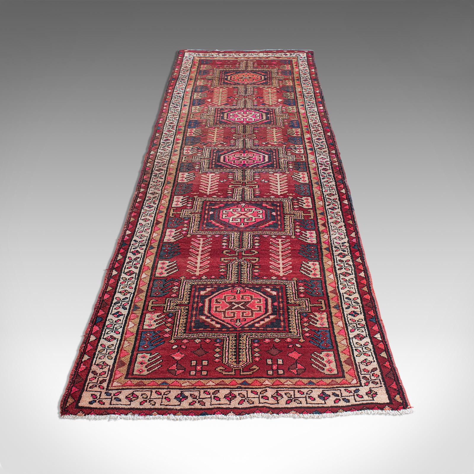 Textile Grand tapis de couloir Baluchi, Persian, Hall, Tapis, Milieu du 20e siècle en vente