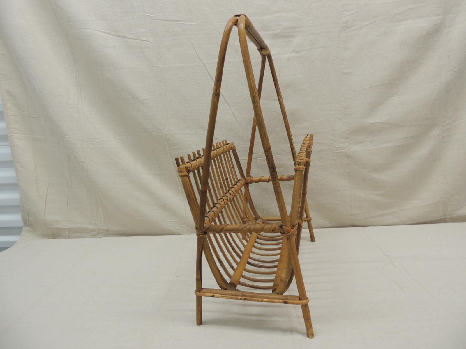 Large vintage bamboo magazine holder or bookstand with handle.
Size: 22.5
