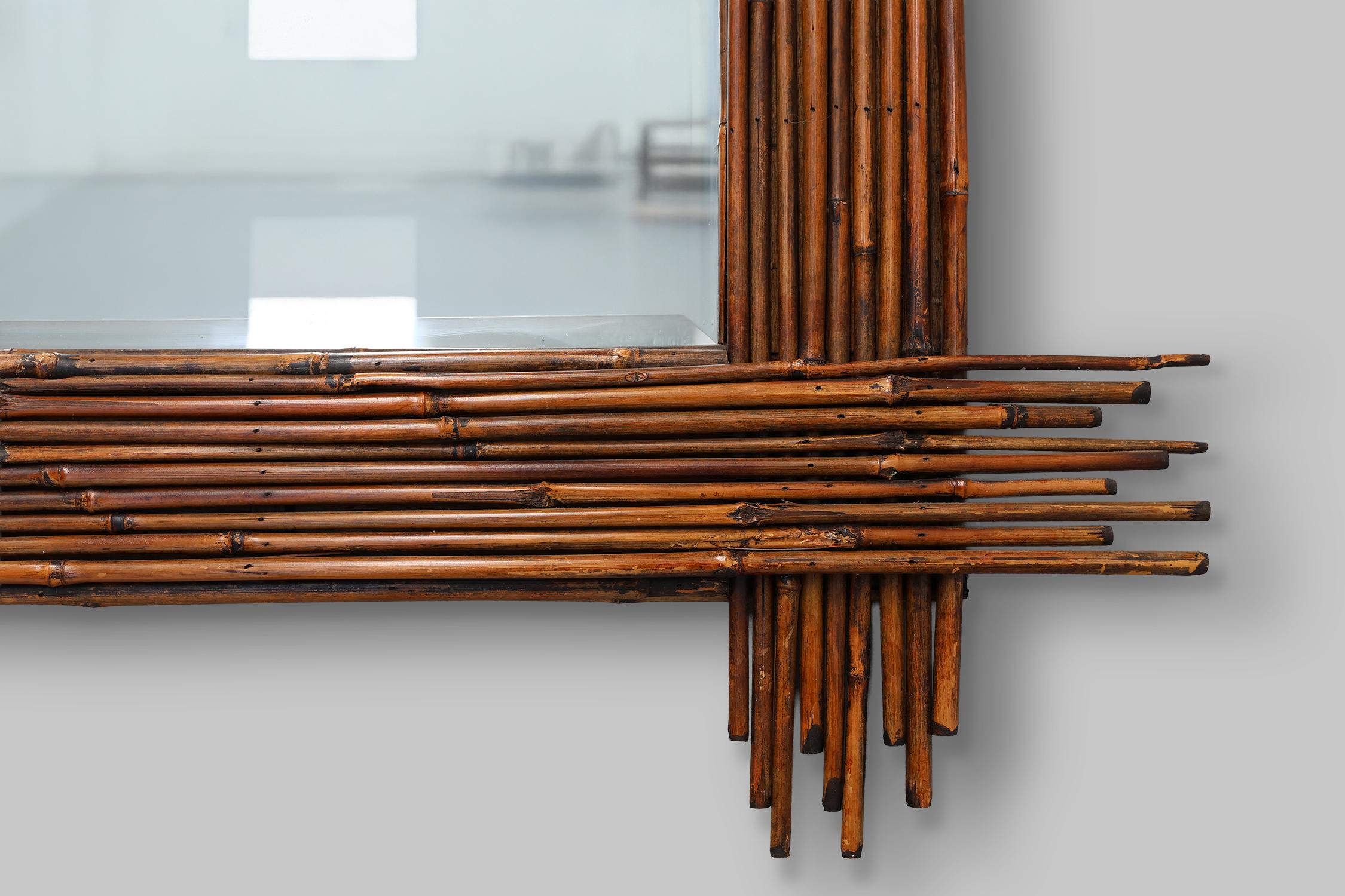 France / 1960 / Miroir, Bois, bambou, miroir / Mid-century / Vintage

Elegant miroir biseauté encadré de bambou naturel datant des années 1960. Ce miroir du milieu du siècle apporte une touche d'extérieur à l'intérieur.

Cette pièce unique et de