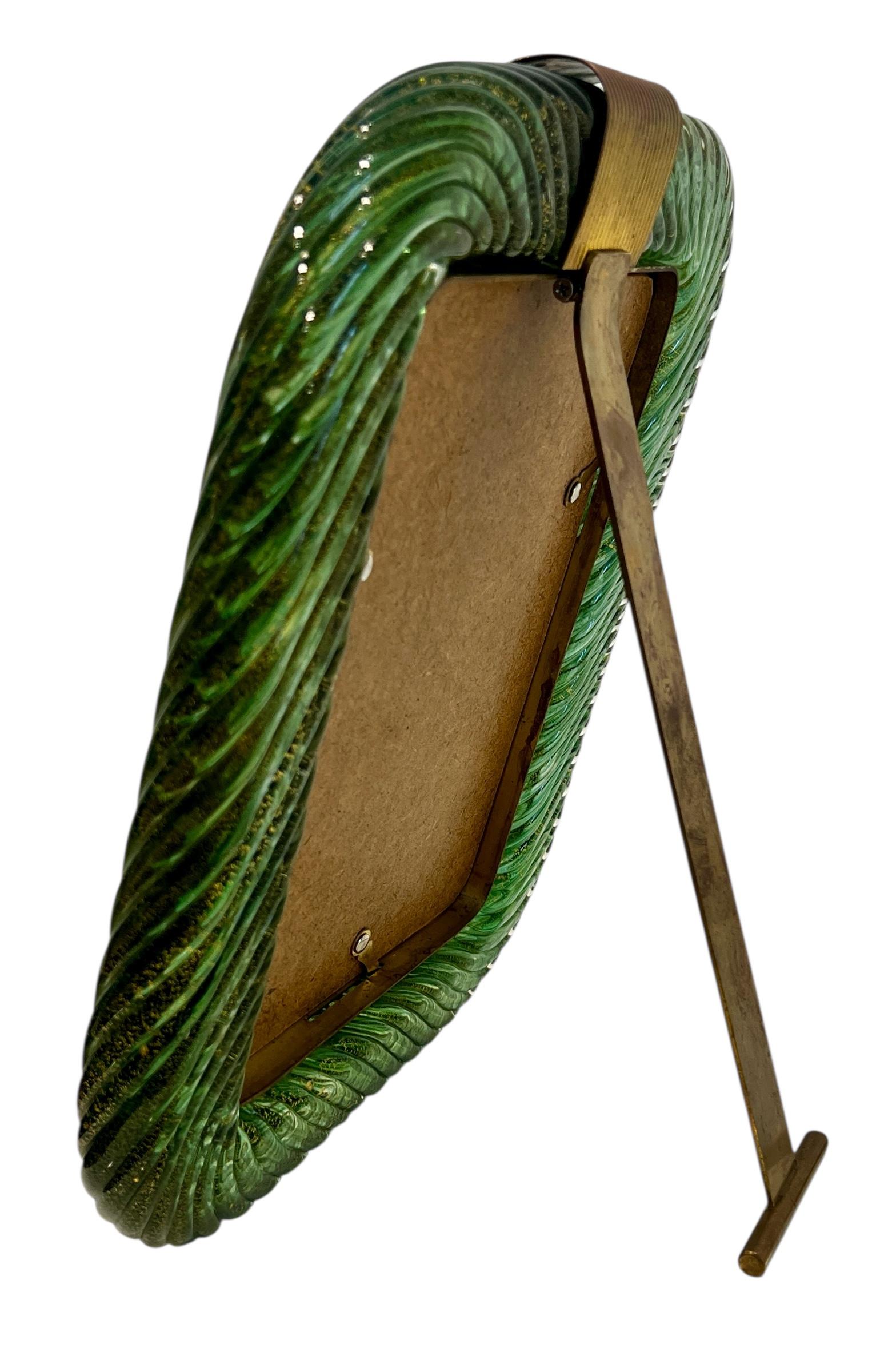 Grande cornice d'epoca Barovier&Toso in vetro di Murano verde smeraldo e oro con montaggio in ottone.  Eccellenti condizioni vintage con usura adeguata all'età.  Non ci sono schegge, crepe o riparazioni.  Le dimensioni complessive della cornice sono