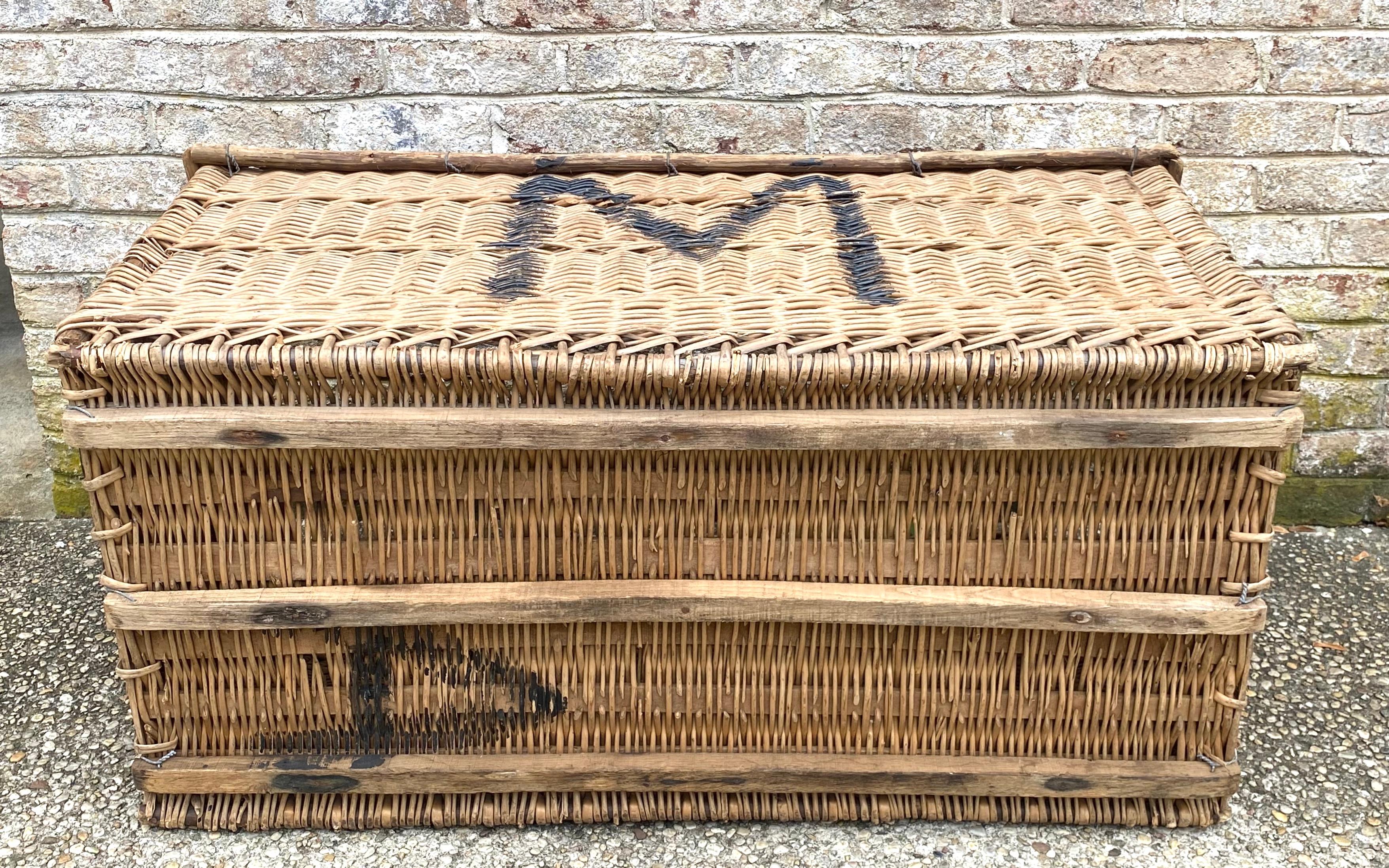 Grand panier vintage avec « M » en vente 5