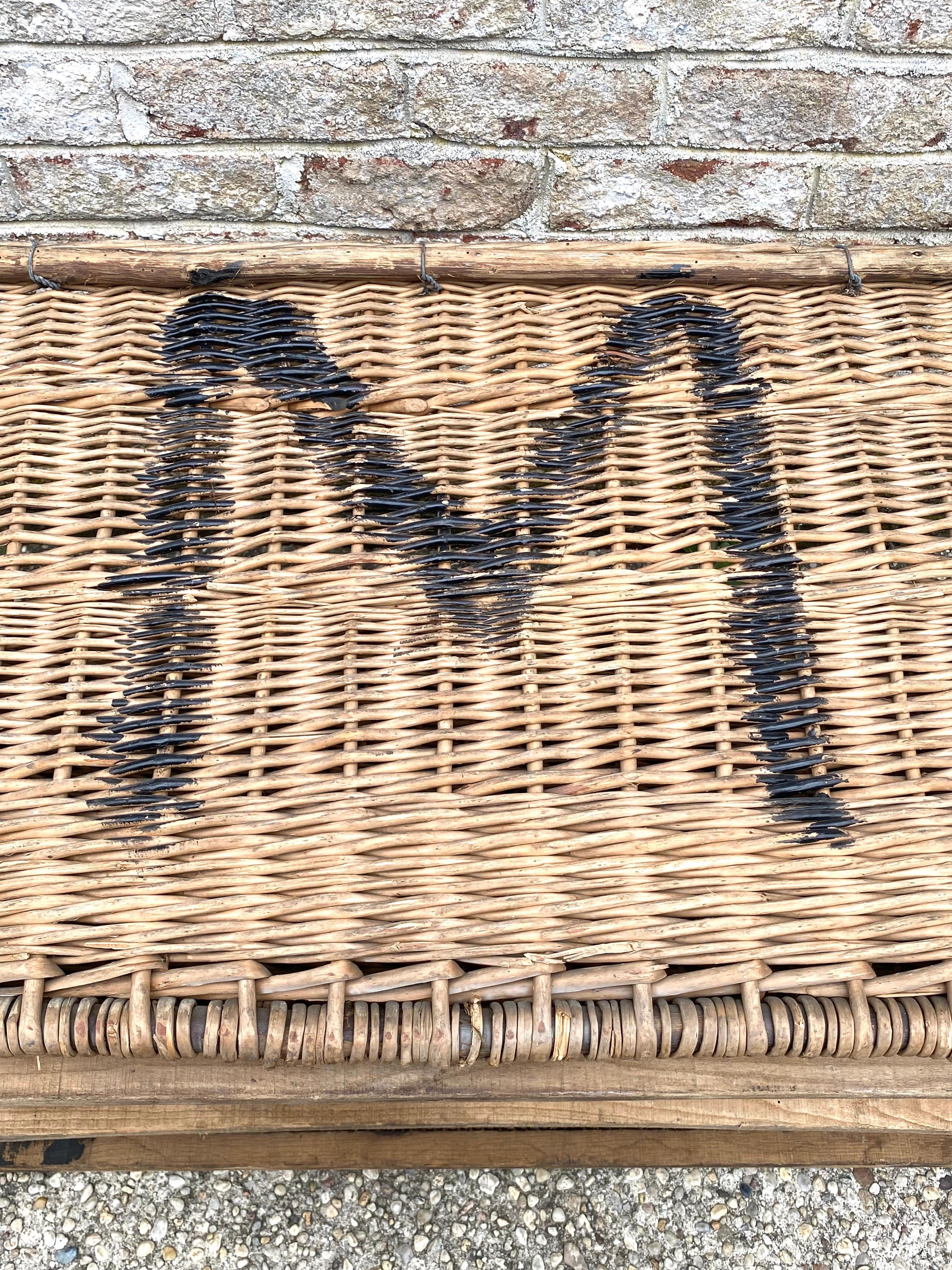 Grand panier vintage avec « M » en vente 6