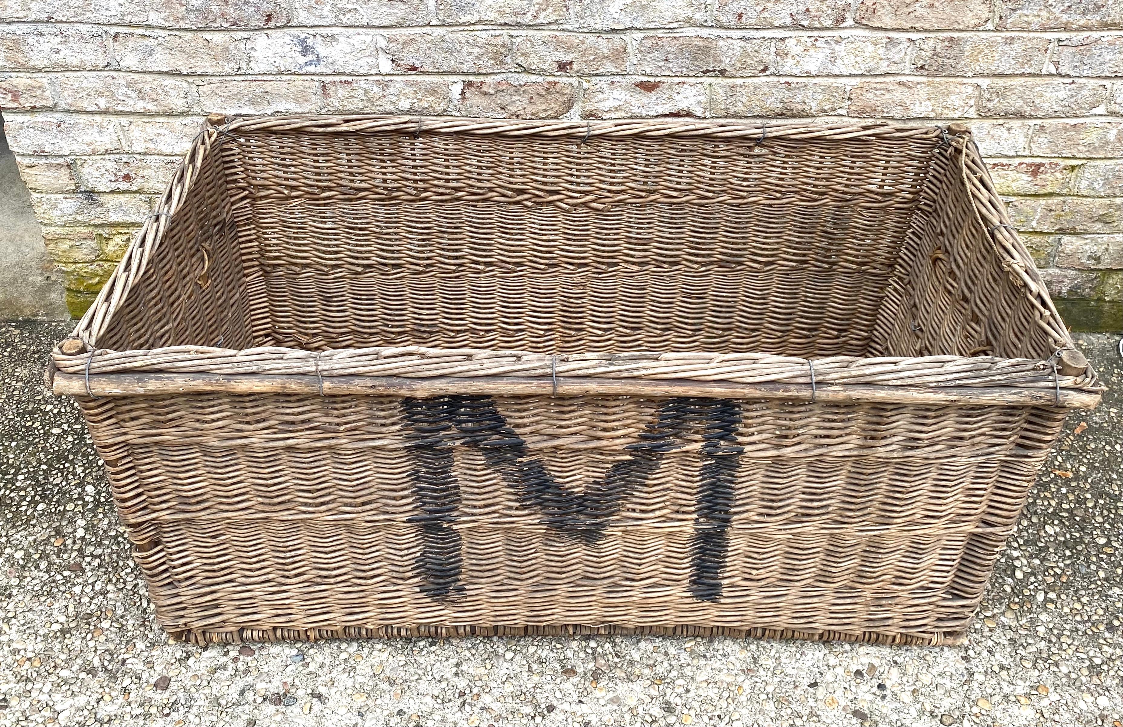 Grand panier rectangulaire tressé avec l'initiale 