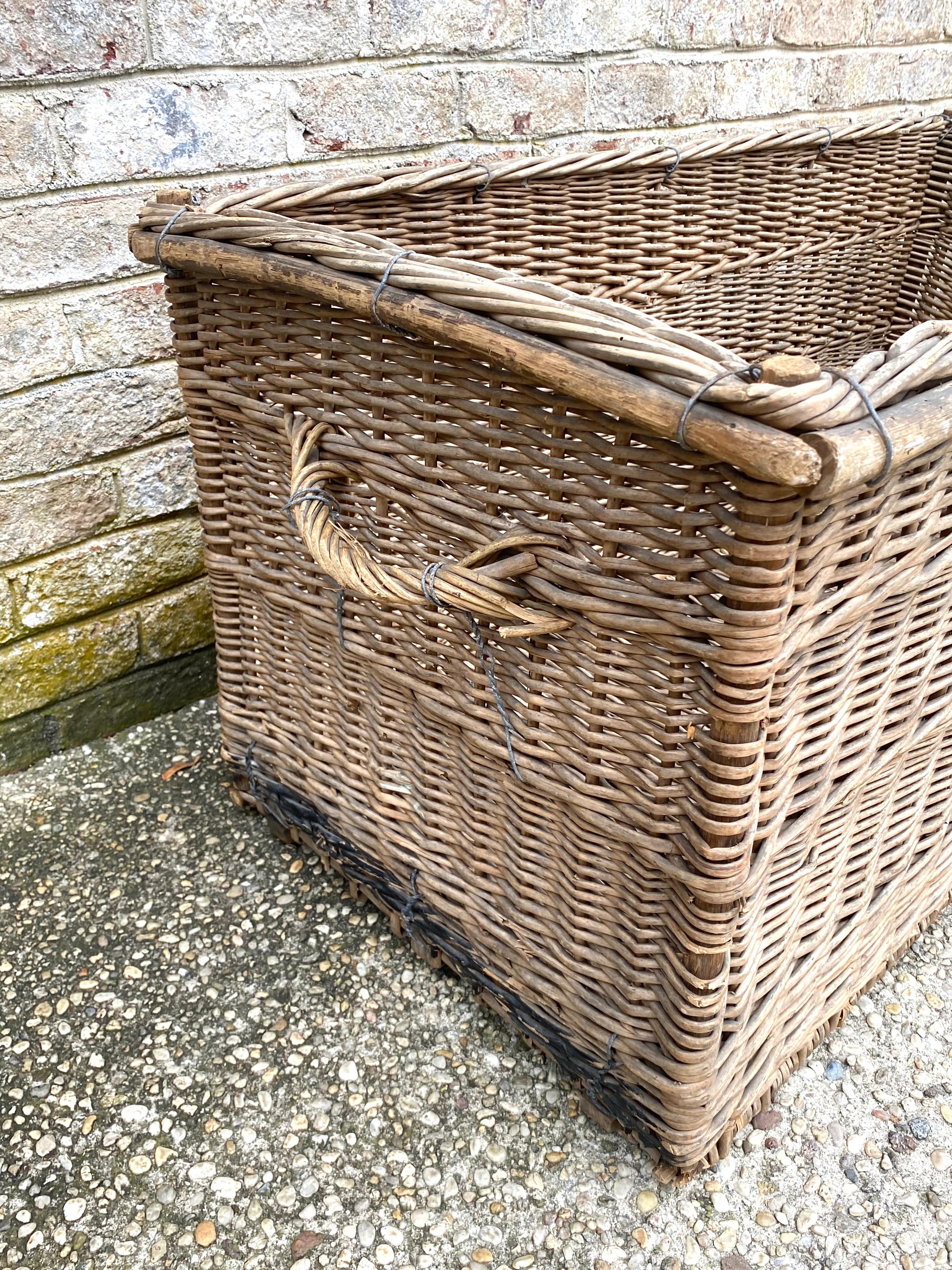 Grand panier vintage avec « M » Bon état - En vente à East Hampton, NY