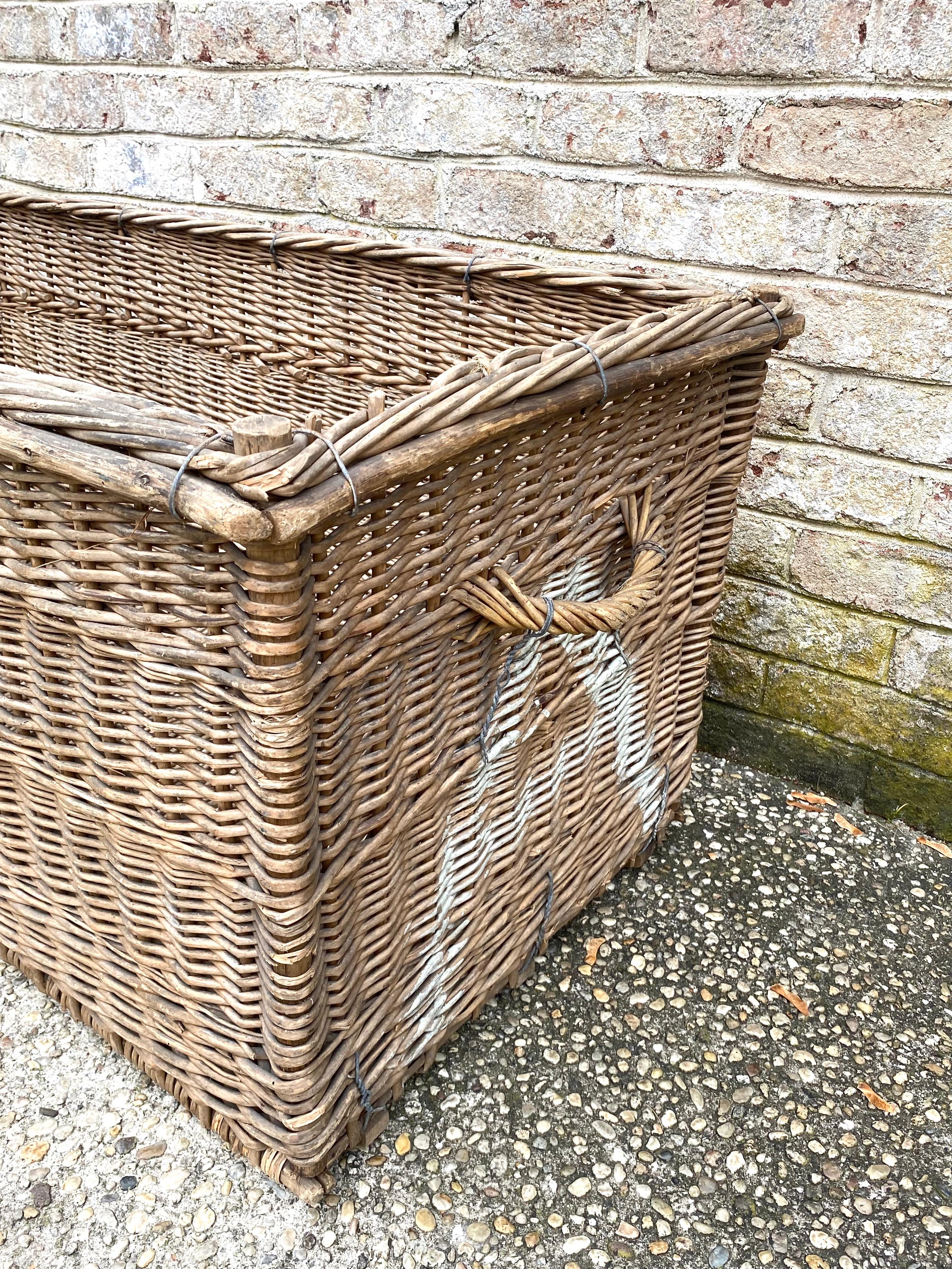 20ième siècle Grand panier vintage avec « M » en vente
