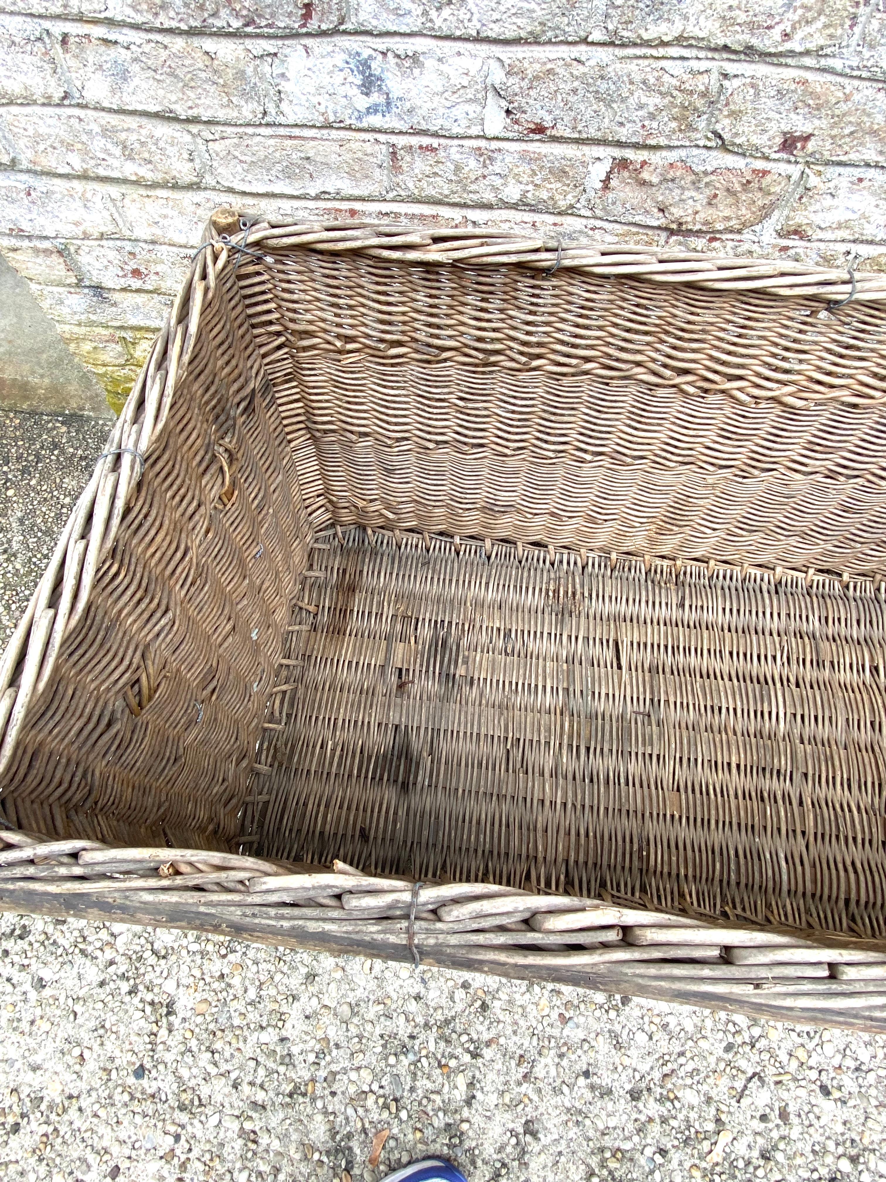 Grand panier vintage avec « M » en vente 1