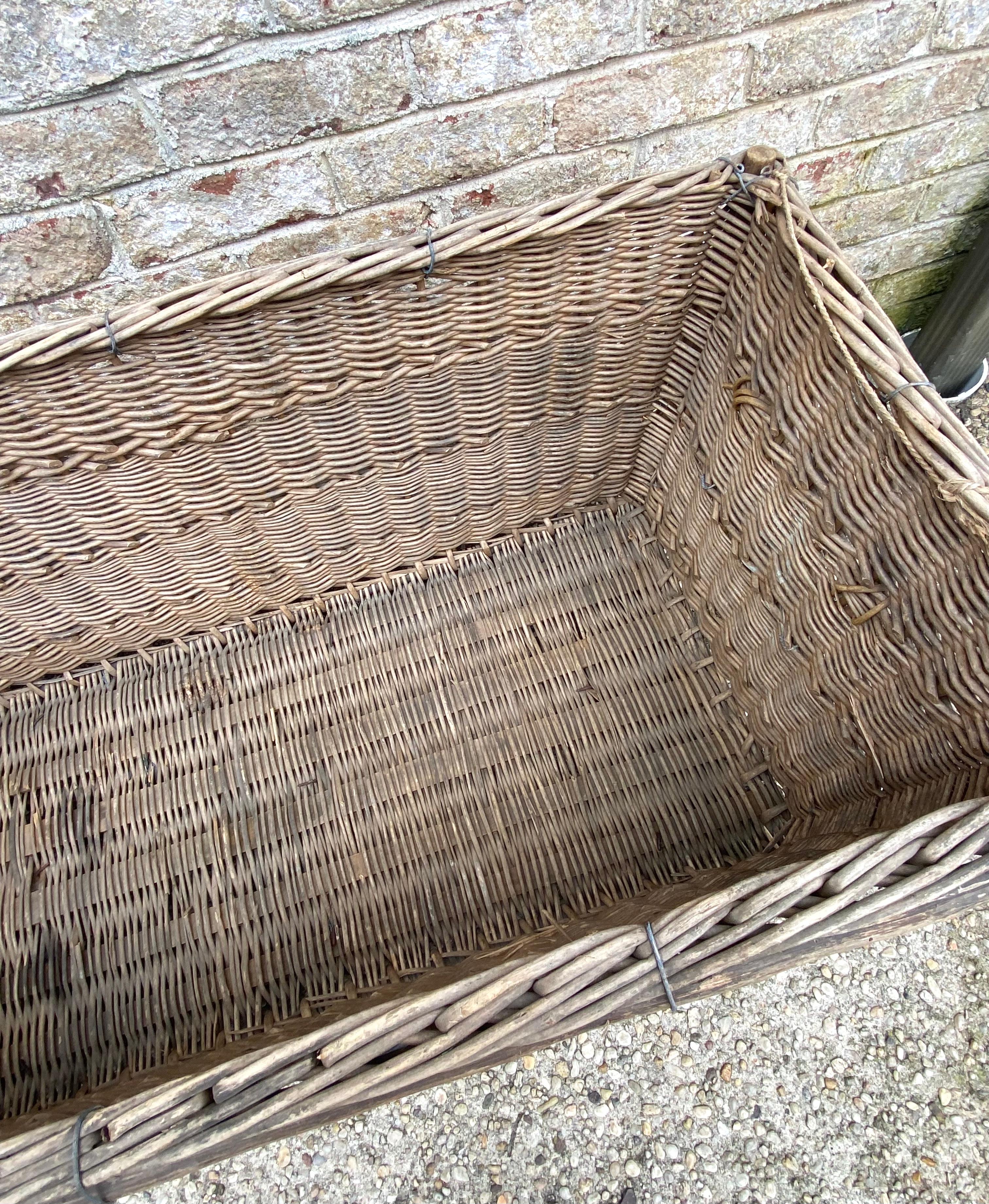 Grand panier vintage avec « M » en vente 2