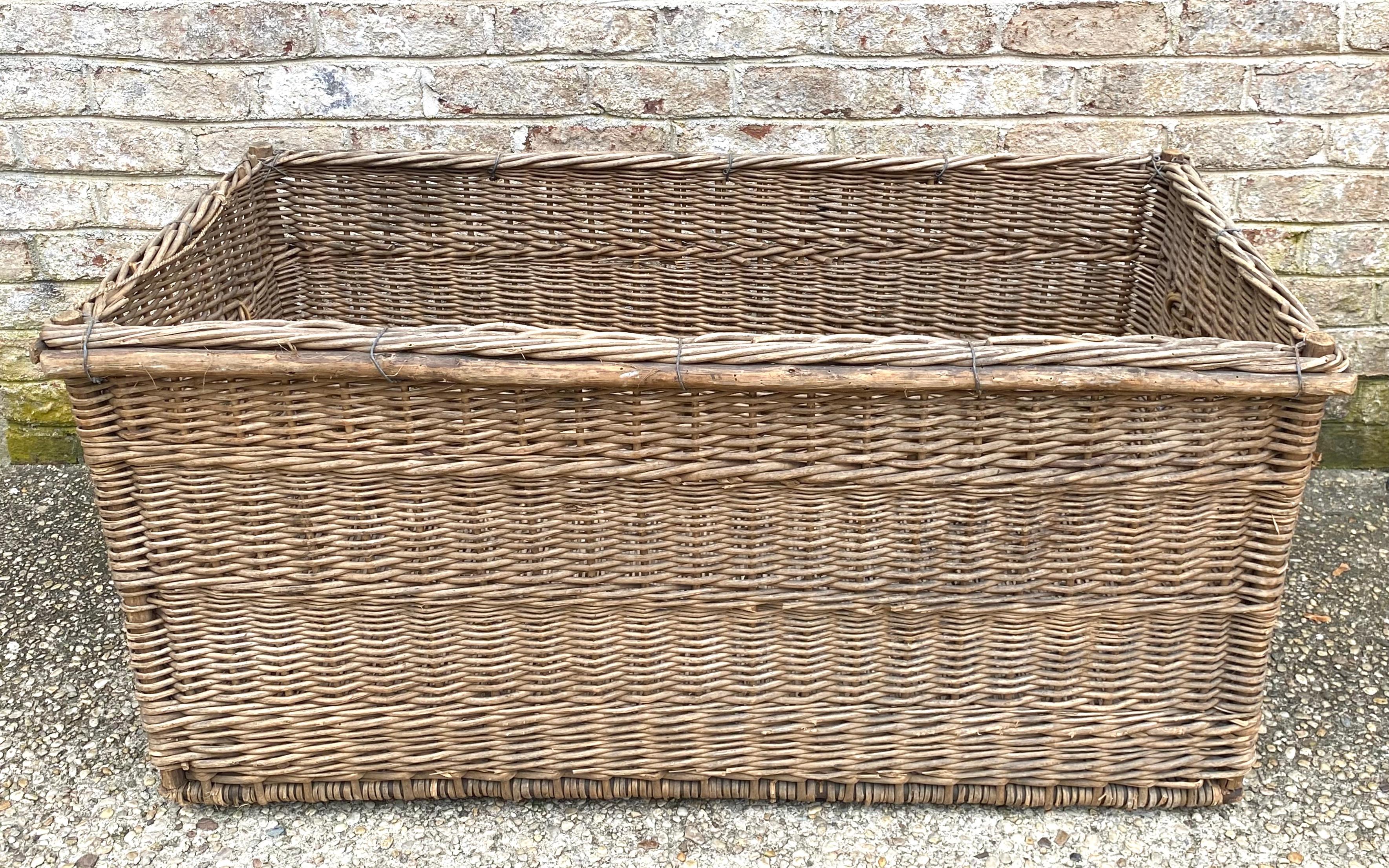 Grand panier vintage avec « M » en vente 3
