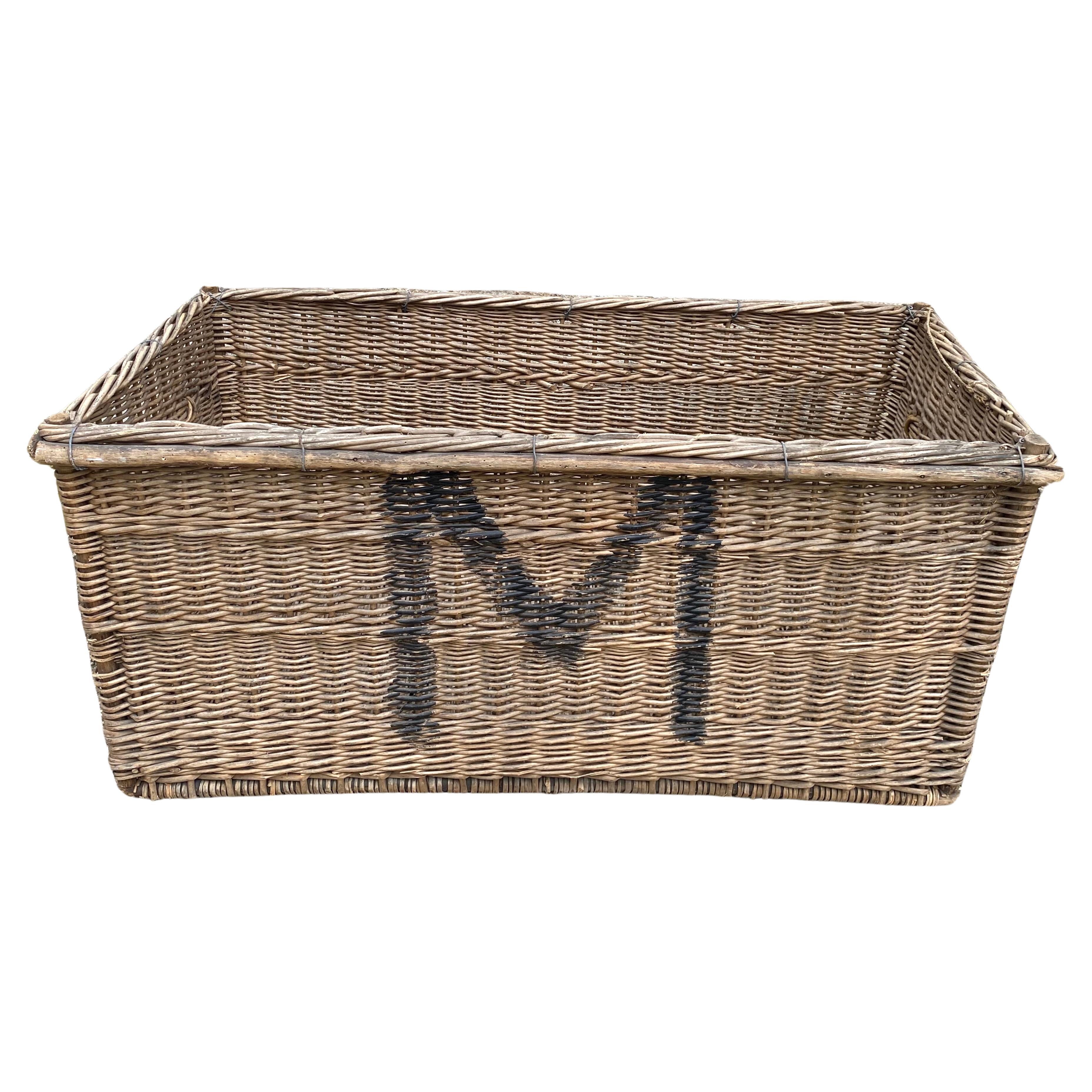 Grand panier vintage avec « M » en vente