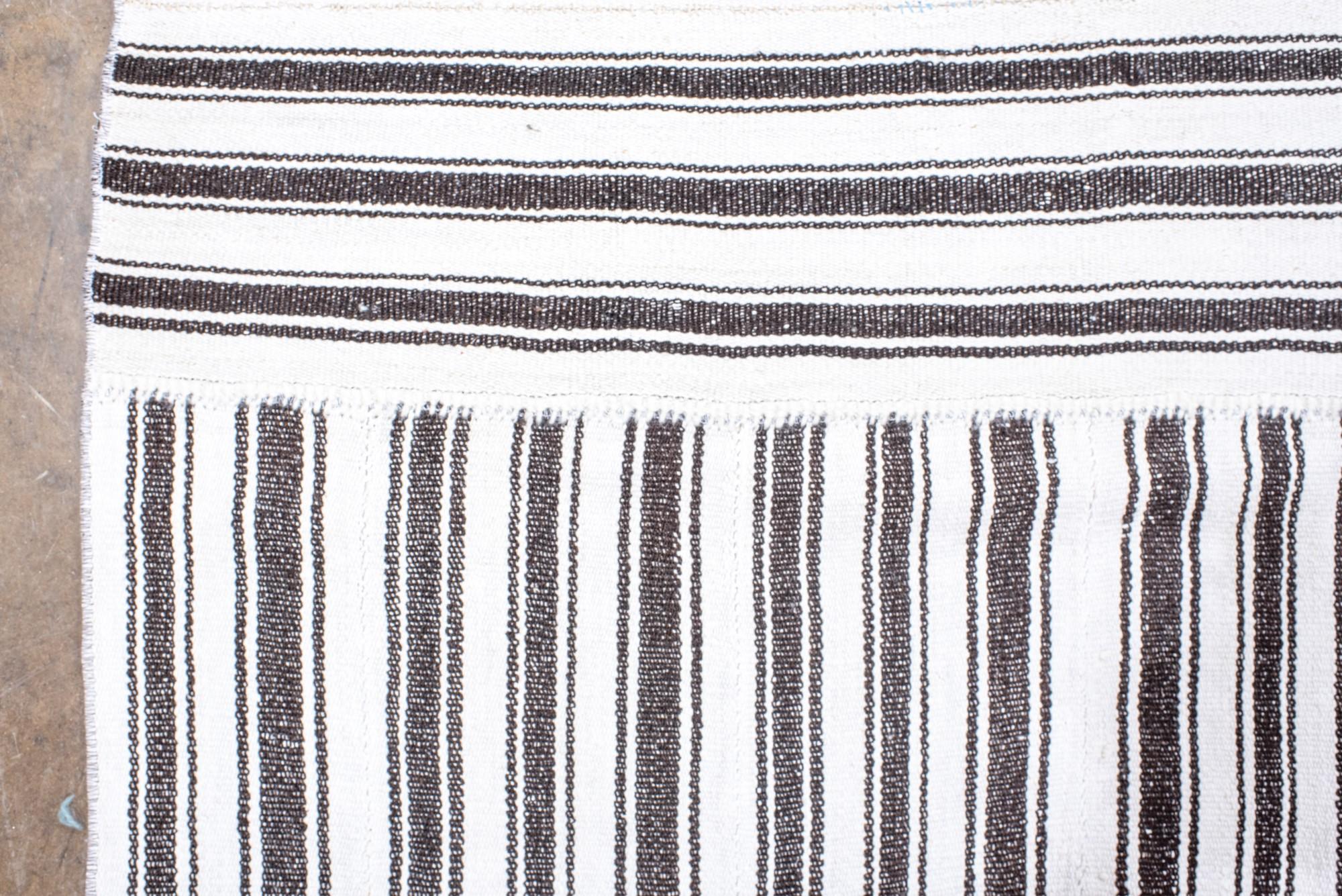 Großer Vintage-Korbgeflecht-Kilim im Zustand „Gut“ im Angebot in New York, NY