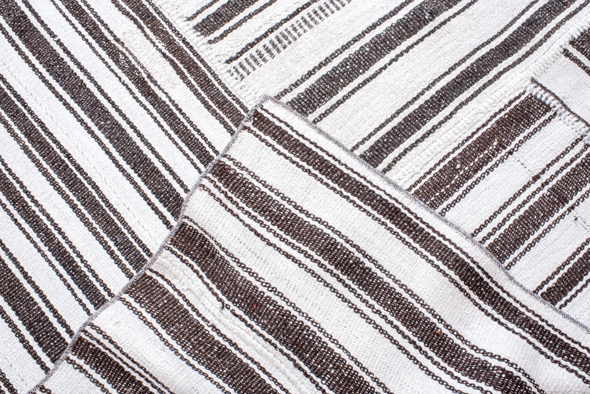 Großer Vintage-Korbgeflecht-Kilim (20. Jahrhundert) im Angebot