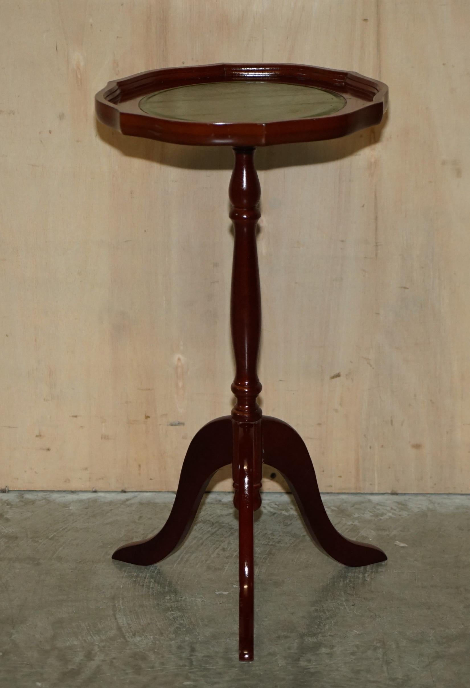 LARGE VINTAGE BEECH PIE CRUST EDGE GRÜNE LEDER TRIPOD SiDE END LAMP WINE TABLE (Viktorianisch) im Angebot