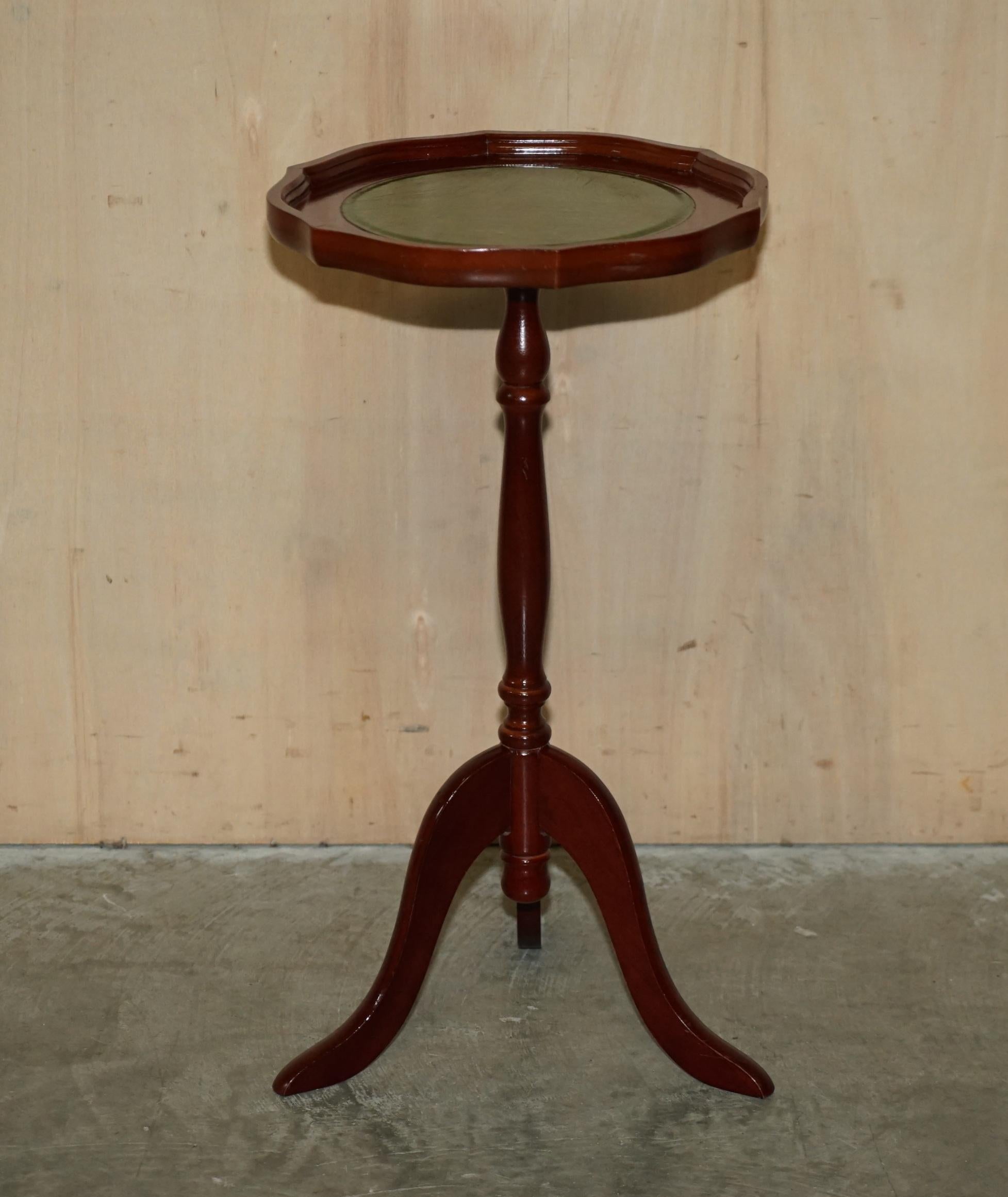 LARGE VINTAGE BEECH PIE CRUST EDGE GRÜNE LEDER TRIPOD SiDE END LAMP WINE TABLE (Englisch) im Angebot