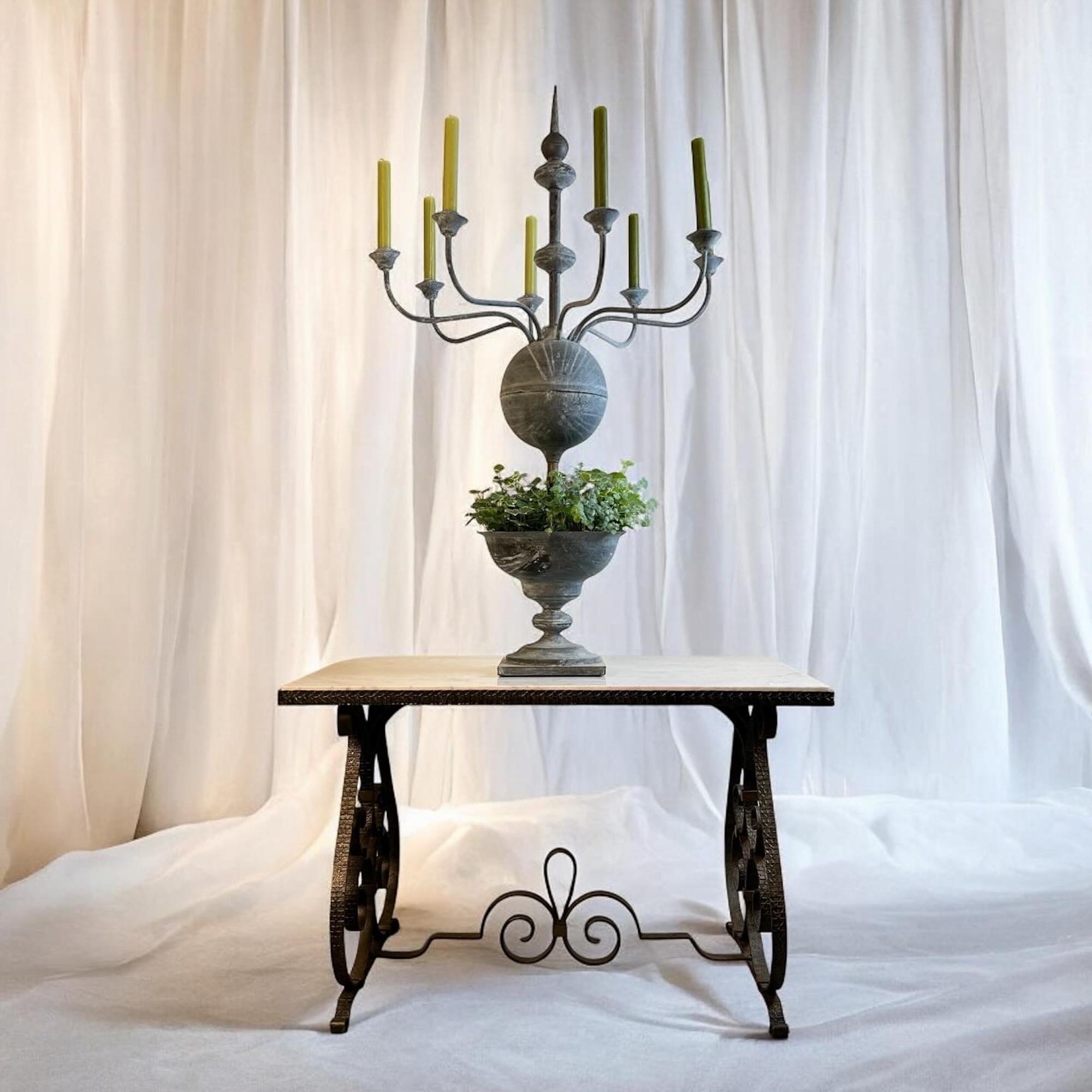 Una grande fioriera belga d'epoca con candelabro in zinco - 112 cm di altezza

Un pezzo decorativo di grande effetto che combina stile e funzionalità. La fioriera a candelabro è realizzata in zinco con una bella patina invecchiata. Presenta un