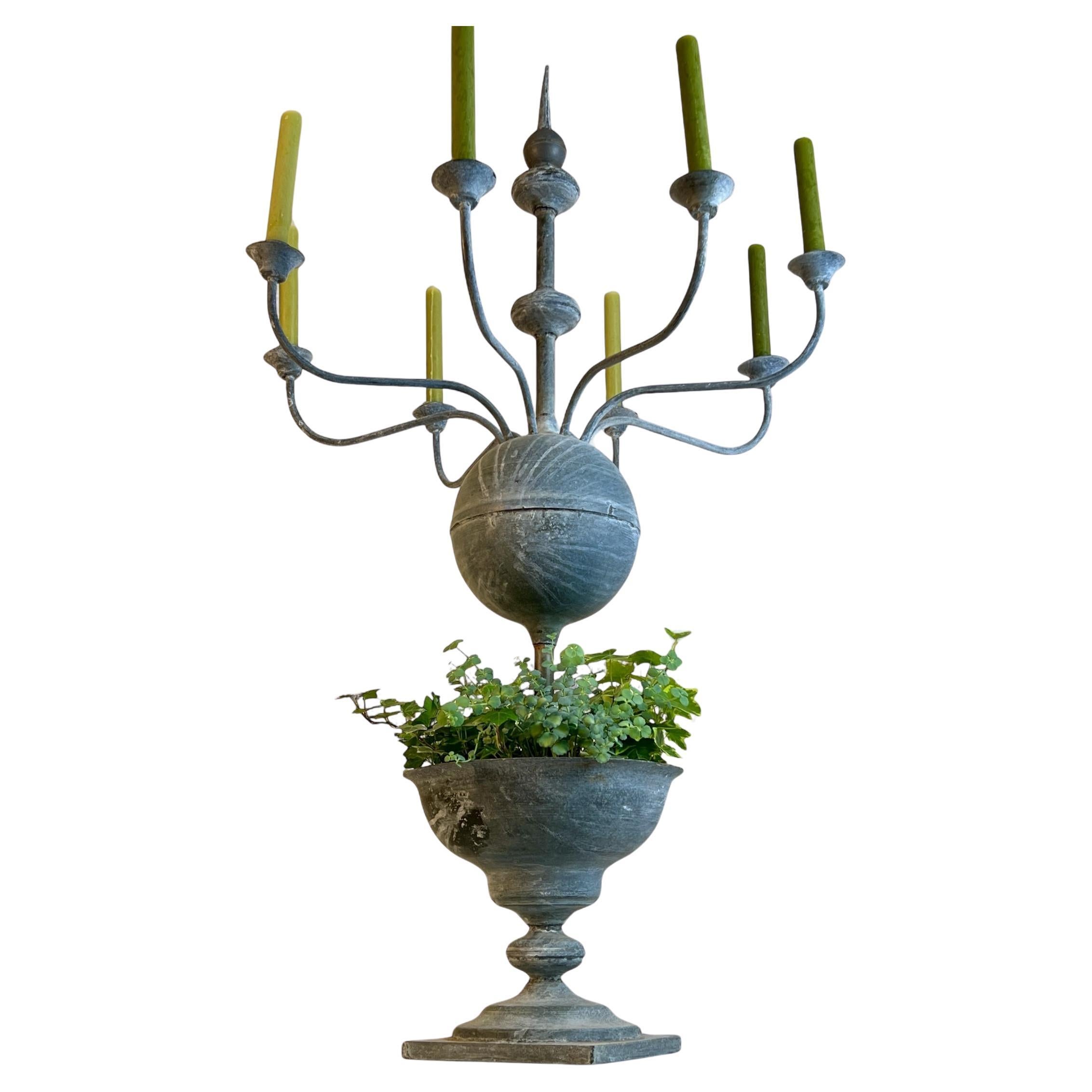 Grande fioriera a candelabro in zinco belga d'epoca in vendita