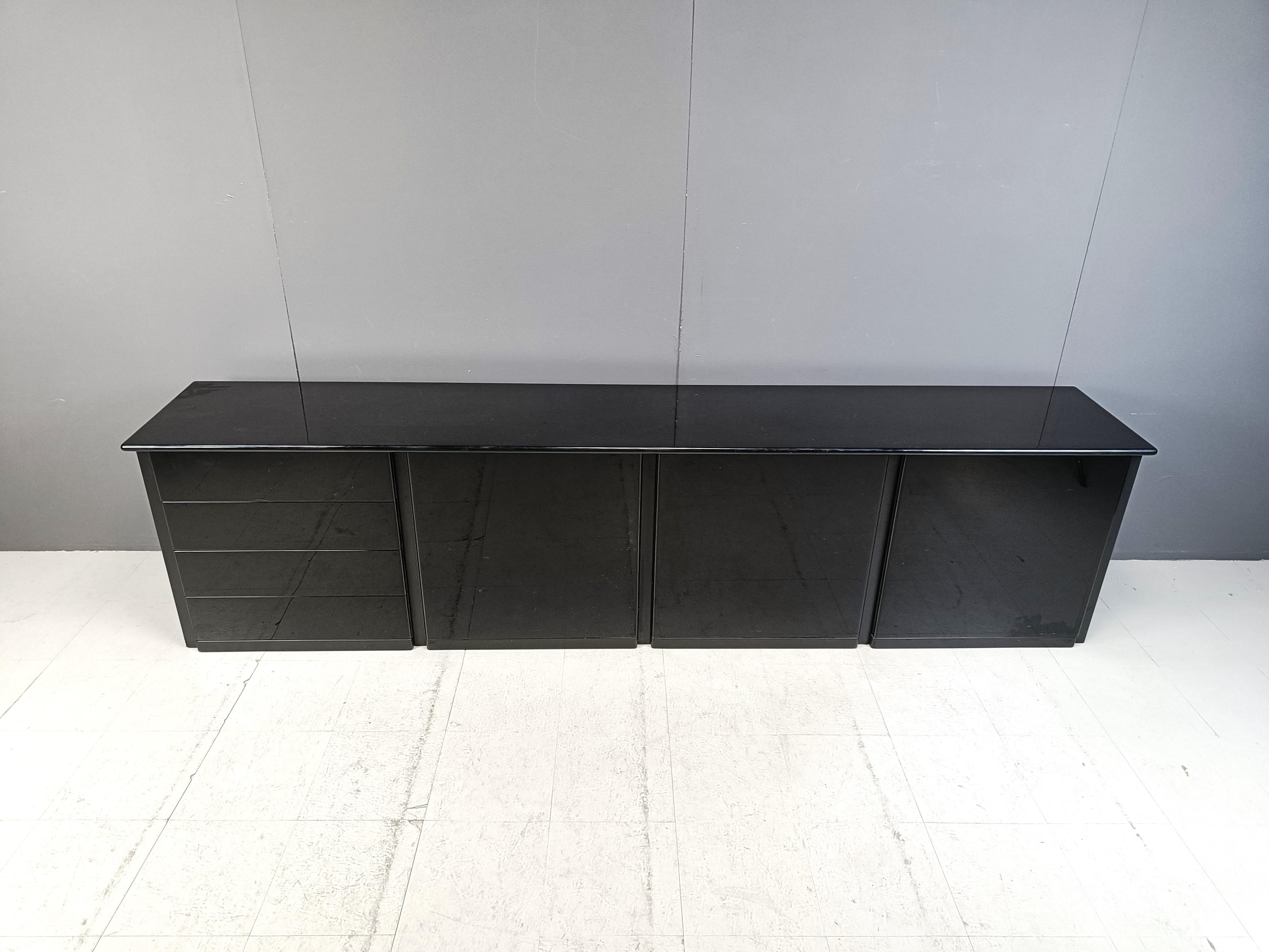Credenza in lacca nera lucida con 3 ante e 4 cassetti.

Credenza anni '70 di alta qualità con un design minimalista e senza tempo

Attribuito a Kazuhide Takahama.

Buono stato

anni '70 - Italia

Dimensioni:
Lunghezza: 285 cm
Altezza: 70