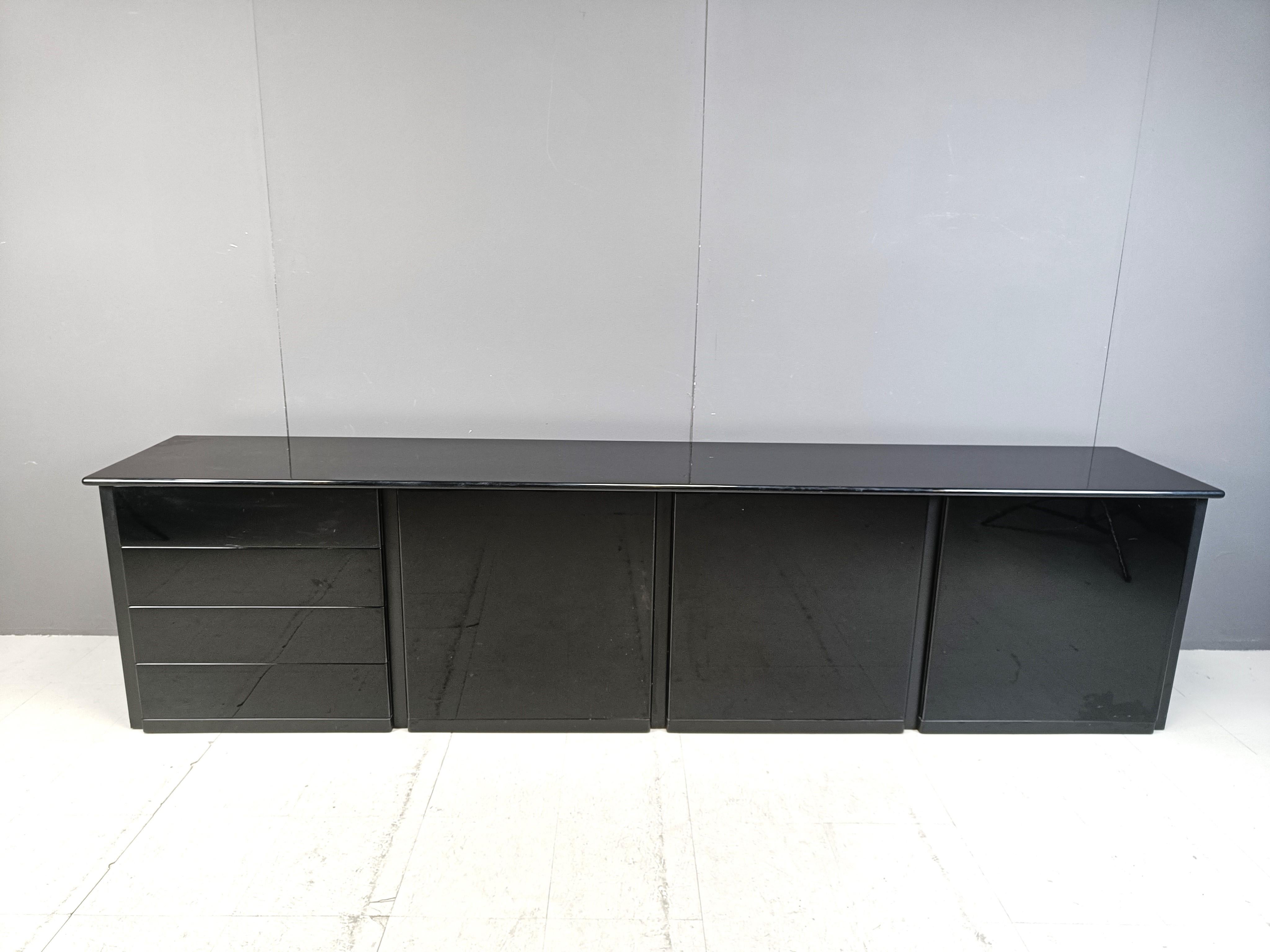 Minimalismo Grande credenza italiana vintage in lacca nera, anni '70