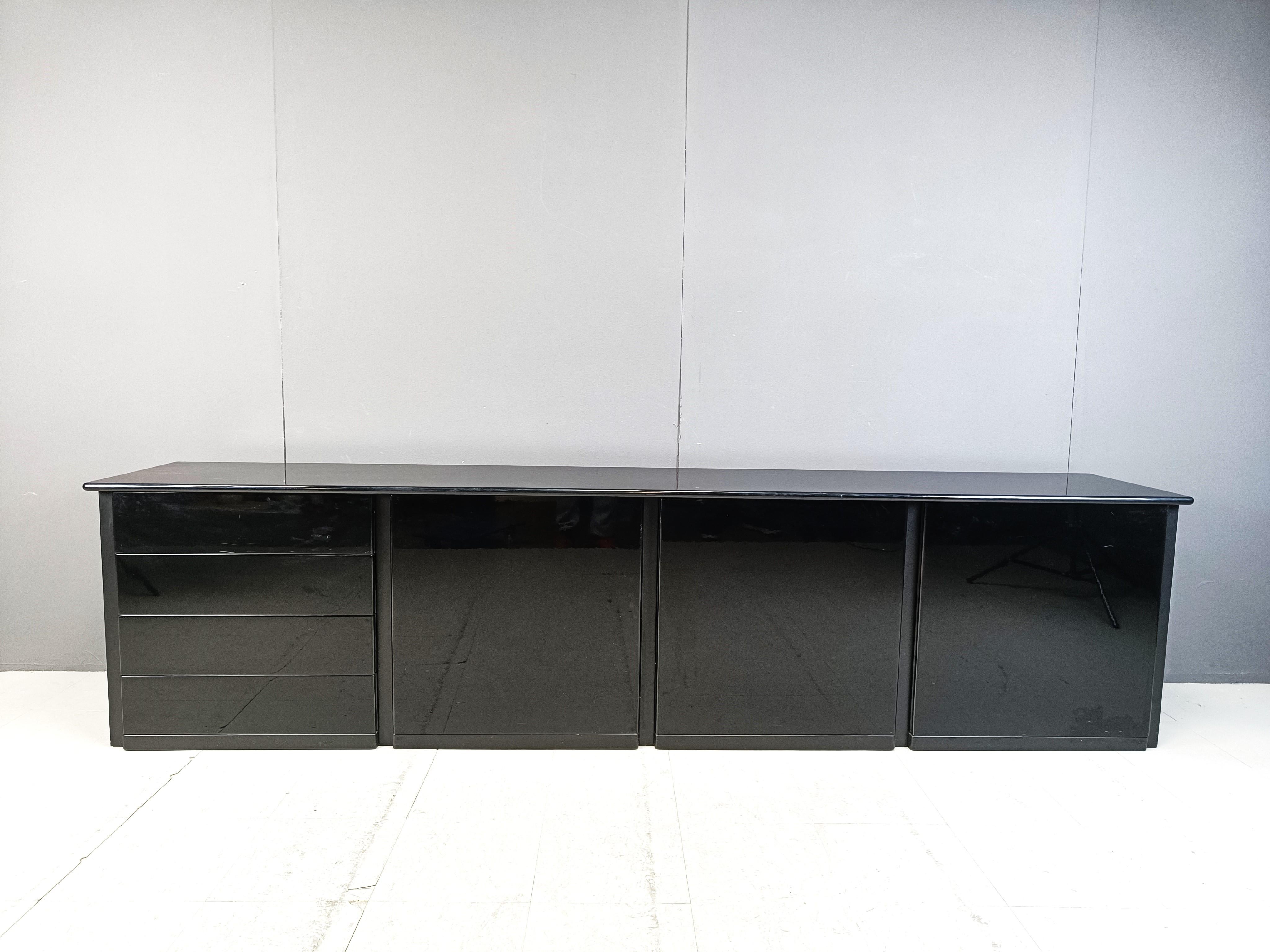 Italiano Grande credenza italiana vintage in lacca nera, anni '70