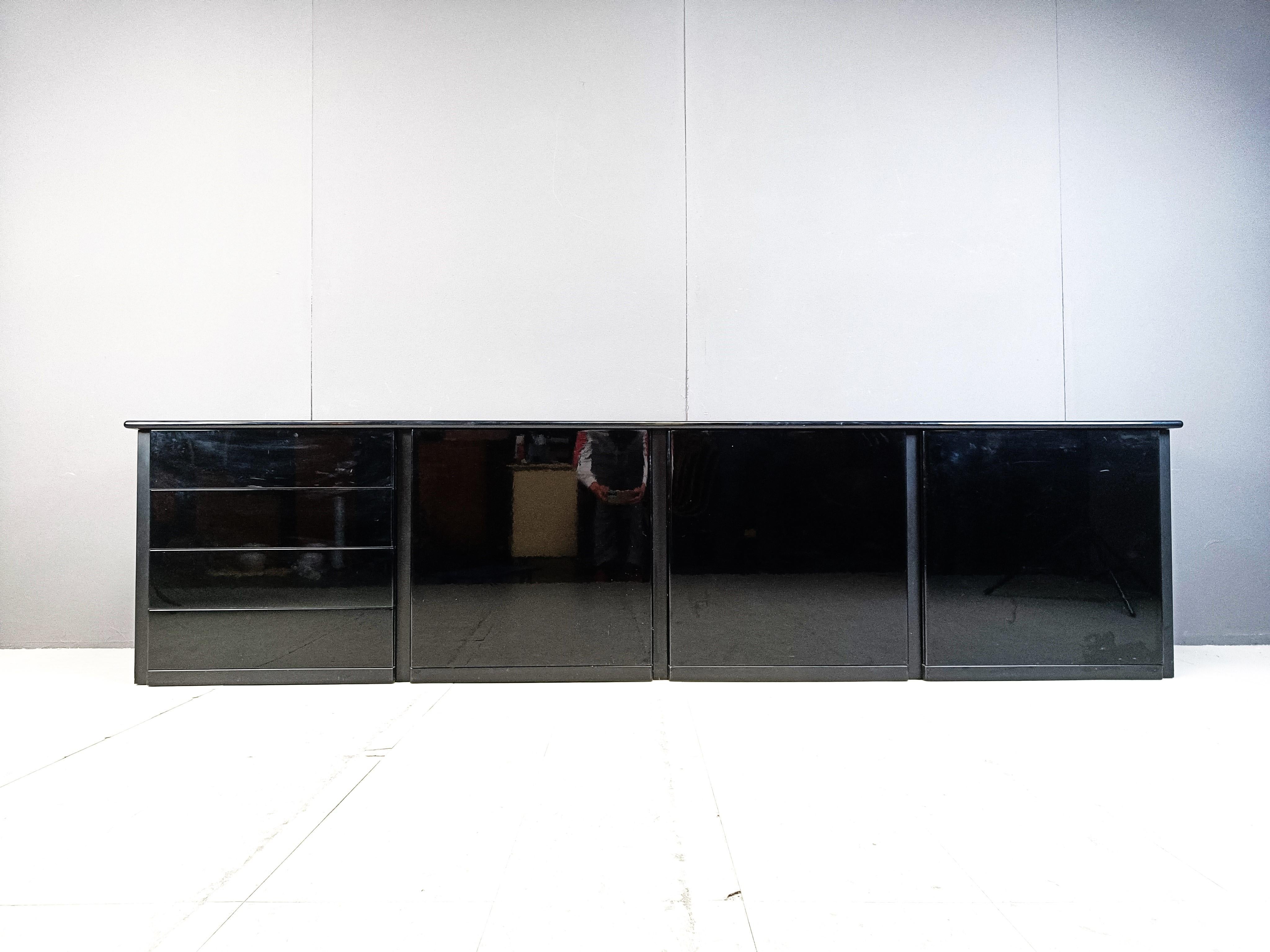 Grande credenza italiana vintage in lacca nera, anni '70 In condizioni buone a Leuven, Vlaams Gewest