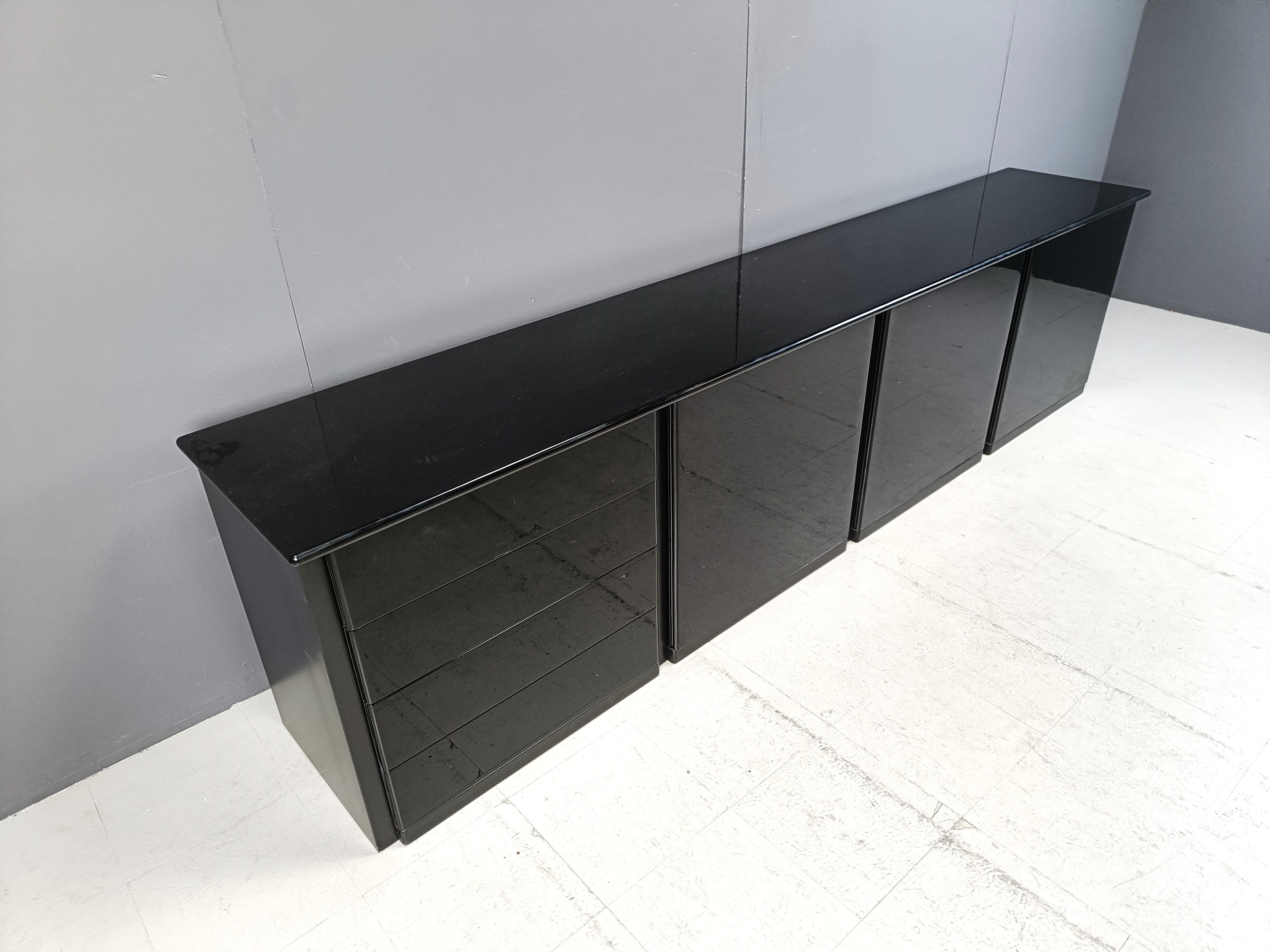 Fine XX secolo Grande credenza italiana vintage in lacca nera, anni '70