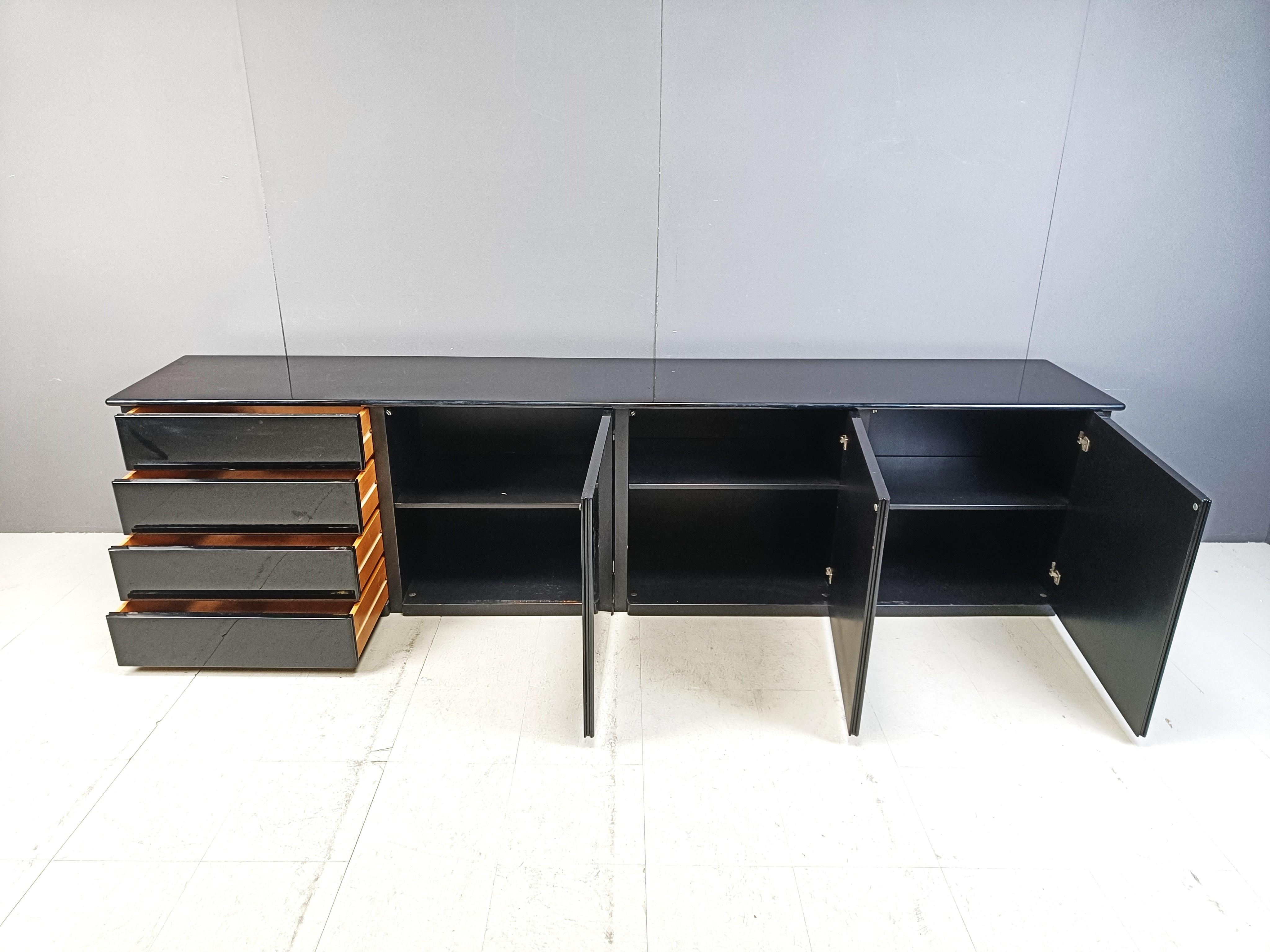 Grande credenza italiana vintage in lacca nera, anni '70 1