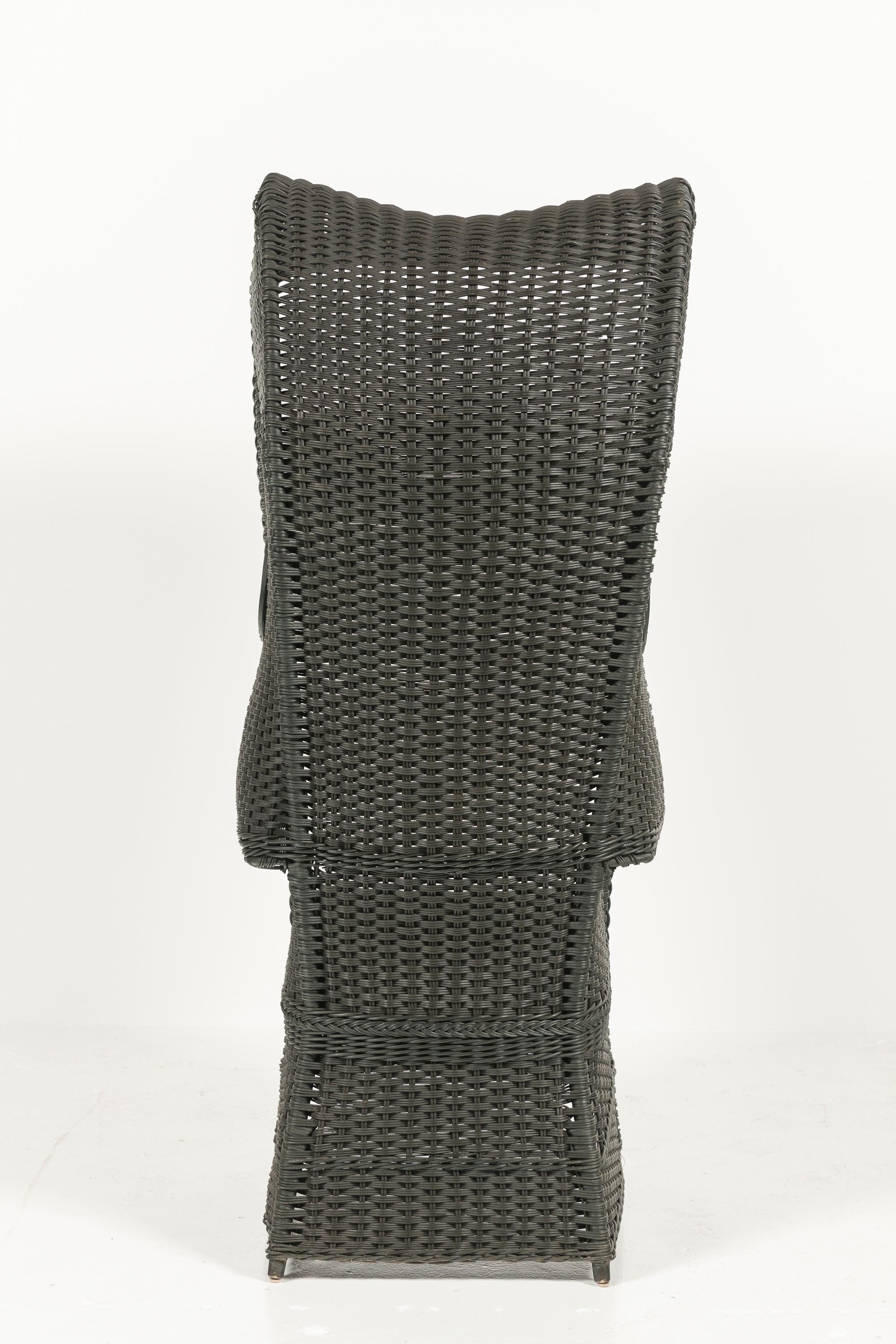 Großer schwarzer Rattan-Porter-Stuhl im Vintage-Stil mit schwarzem Samtsitz (Französisch) im Angebot