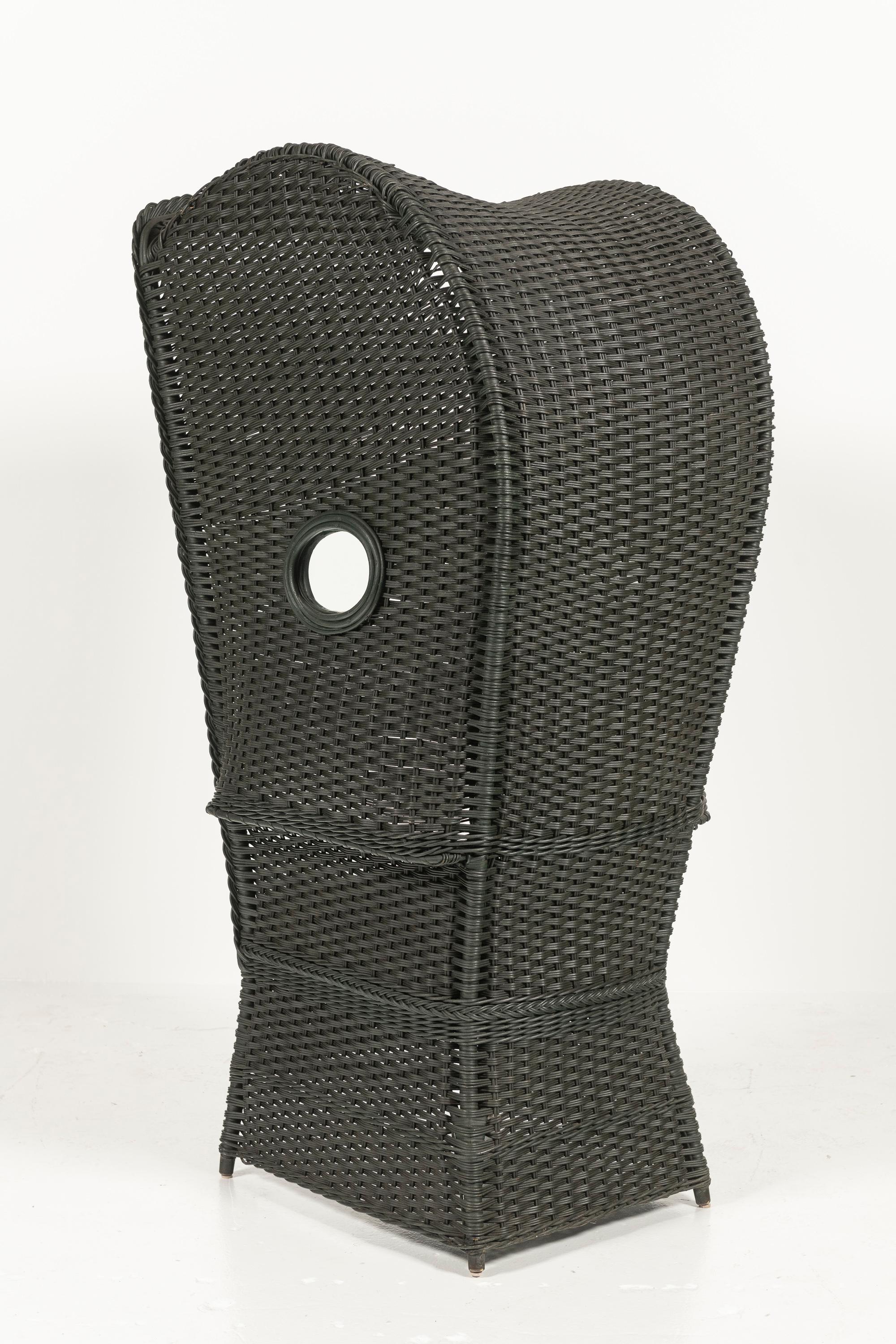 Großer schwarzer Rattan-Porter-Stuhl im Vintage-Stil mit schwarzem Samtsitz im Zustand „Gut“ im Angebot in San Francisco, CA