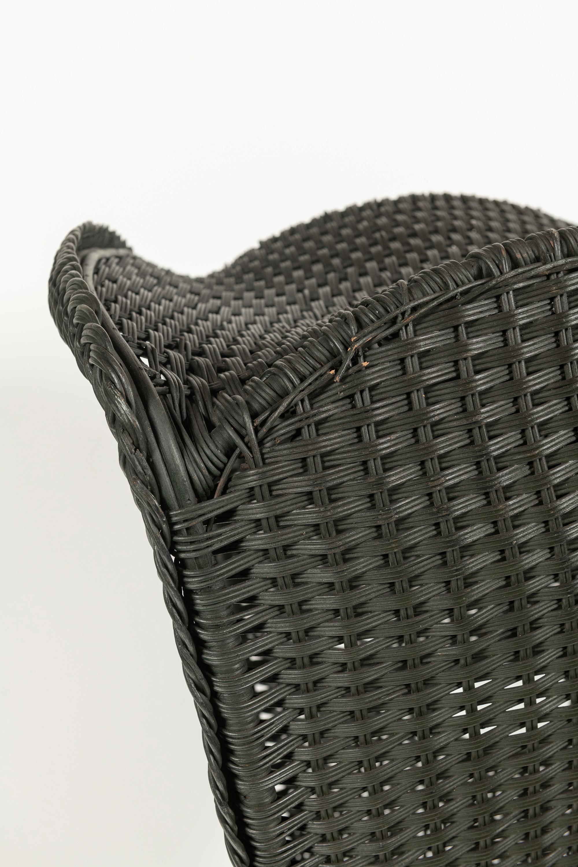 Großer schwarzer Rattan-Porter-Stuhl im Vintage-Stil mit schwarzem Samtsitz (20. Jahrhundert) im Angebot