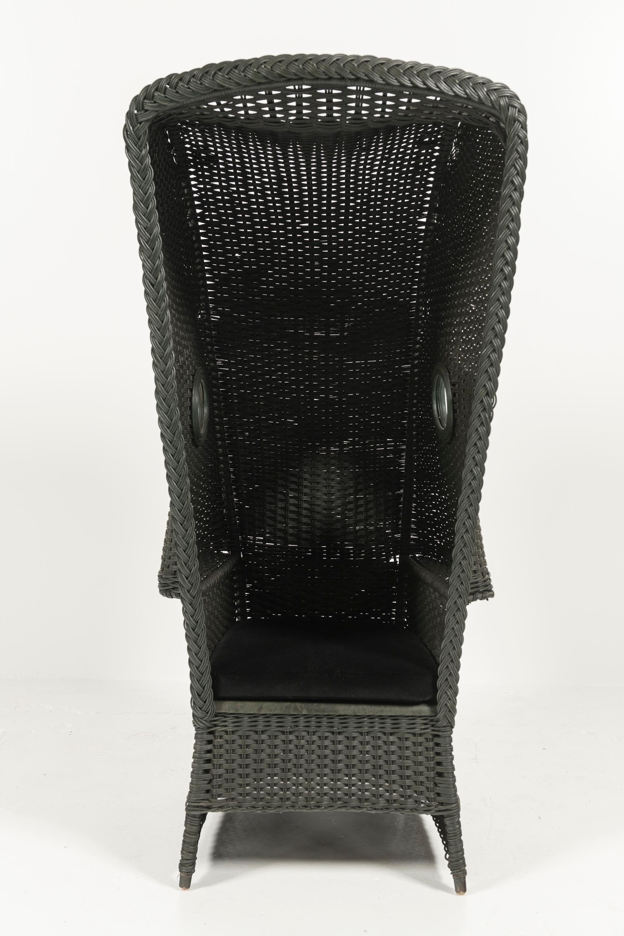Großer schwarzer Rattan-Porter-Stuhl im Vintage-Stil mit schwarzem Samtsitz im Angebot 2