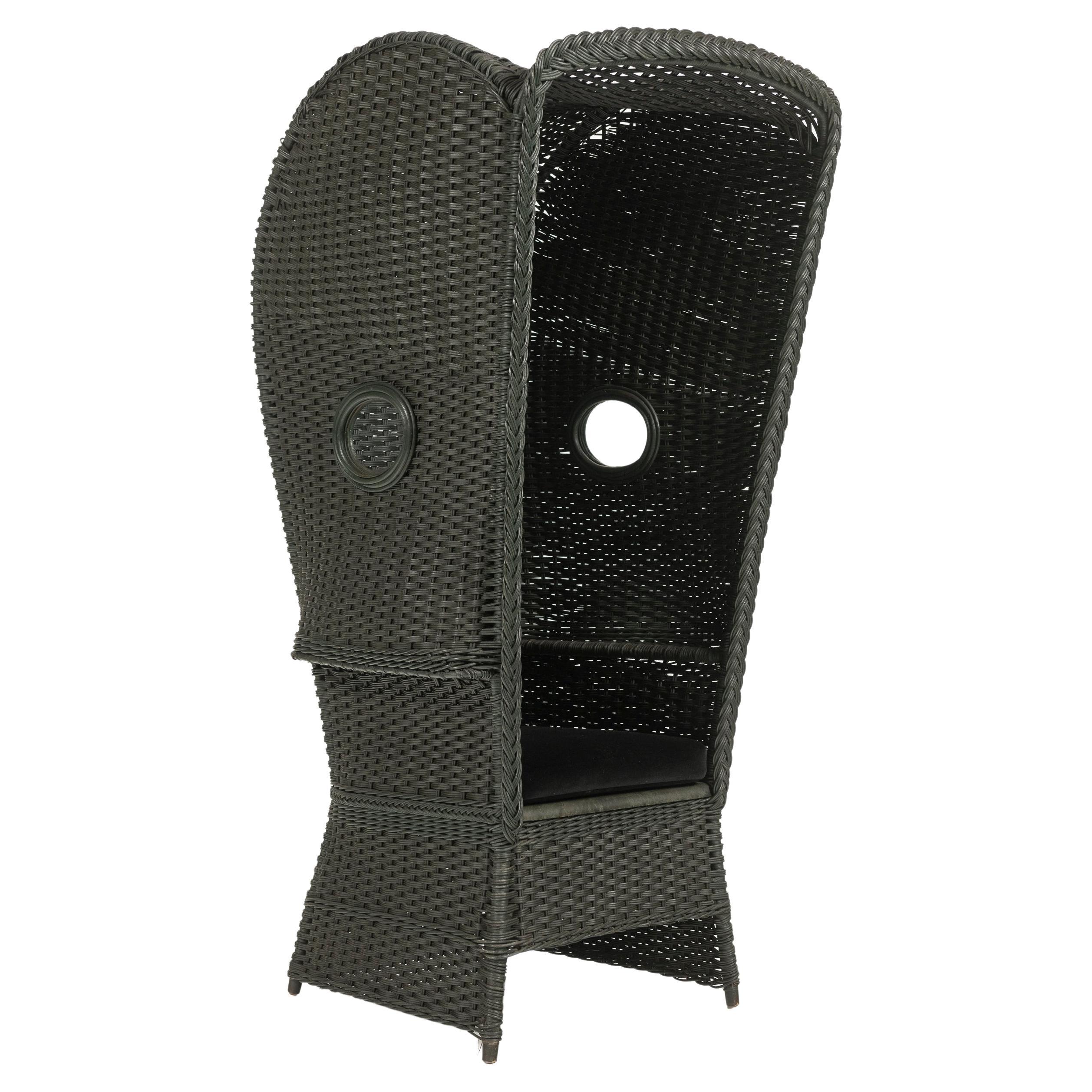 Großer schwarzer Rattan-Porter-Stuhl im Vintage-Stil mit schwarzem Samtsitz im Angebot