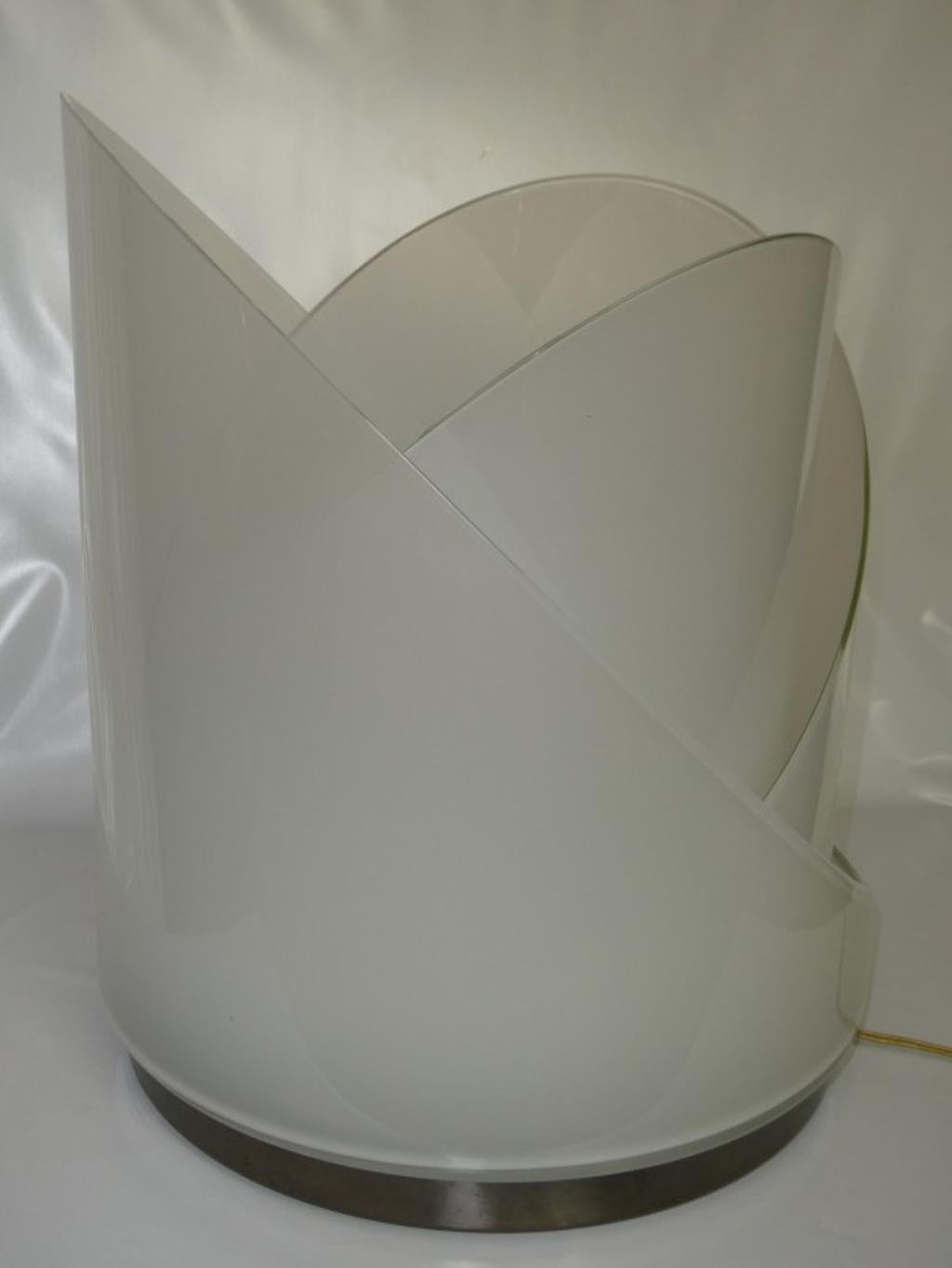 Grande lampe vintage en verre soufflé Modèle LT300 par Carlo Nason pour Mazzega. Parfois appelée lampe lotus, cette lampe est composée de 3 pièces ou feuilles en verre opaque qui tournent autour du globe central et peuvent être positionnées à