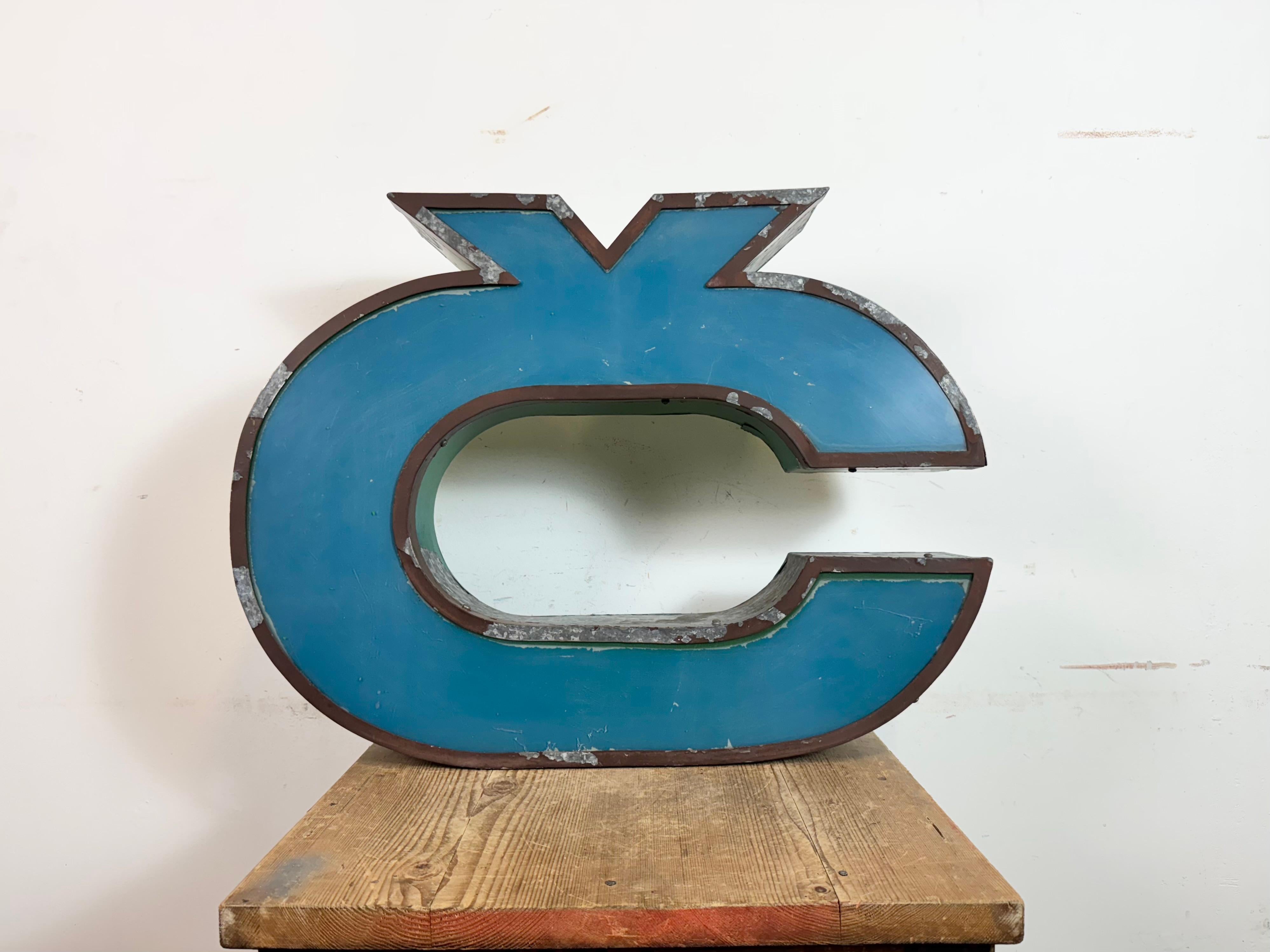Cette lettre industrielle vintage Č a été fabriquée dans l'ancienne Tchécoslovaquie au cours des années 1960 et provient d'une ancienne bannière publicitaire. Il se compose d'un corps métallique et d'un couvercle en plexiglas. Le poids de la lettre