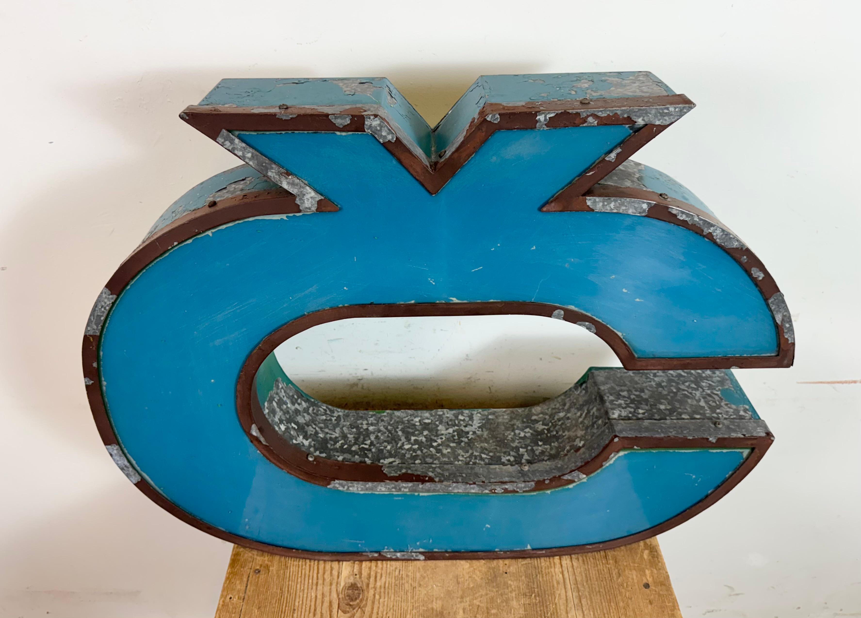 Tchèque Grande lettre publicitaire bleue Vintage Č , 1960s en vente